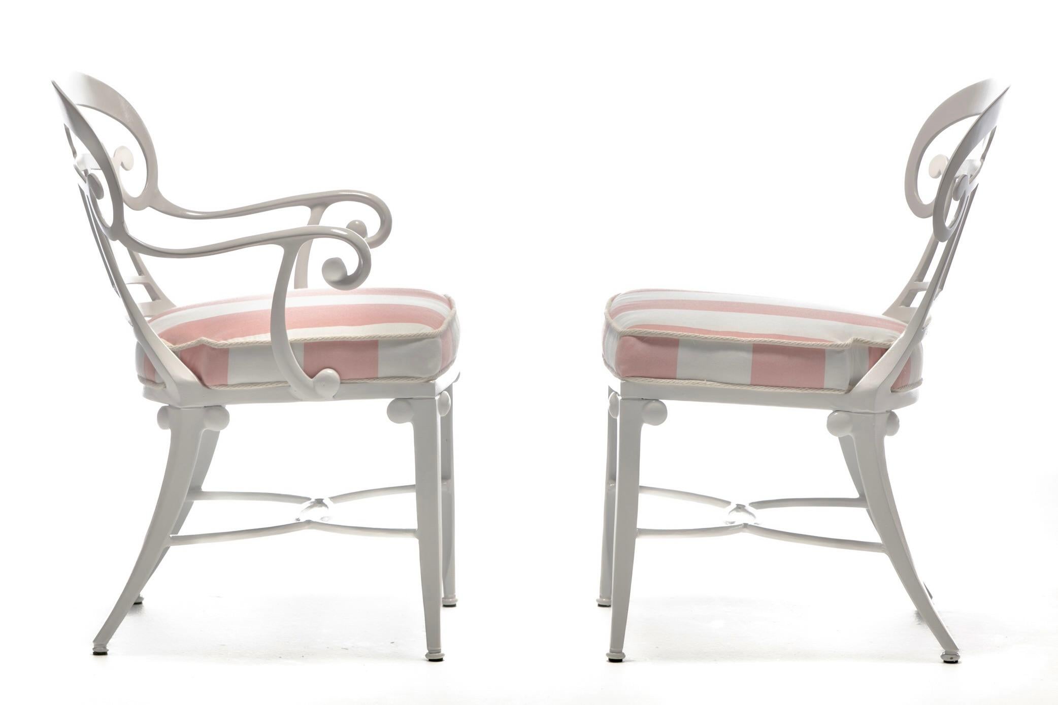 Hollywood Regency Style Set of 8 Indoor Outdoor White Dining Chairs In Good Condition For Sale In Saint Louis, MO