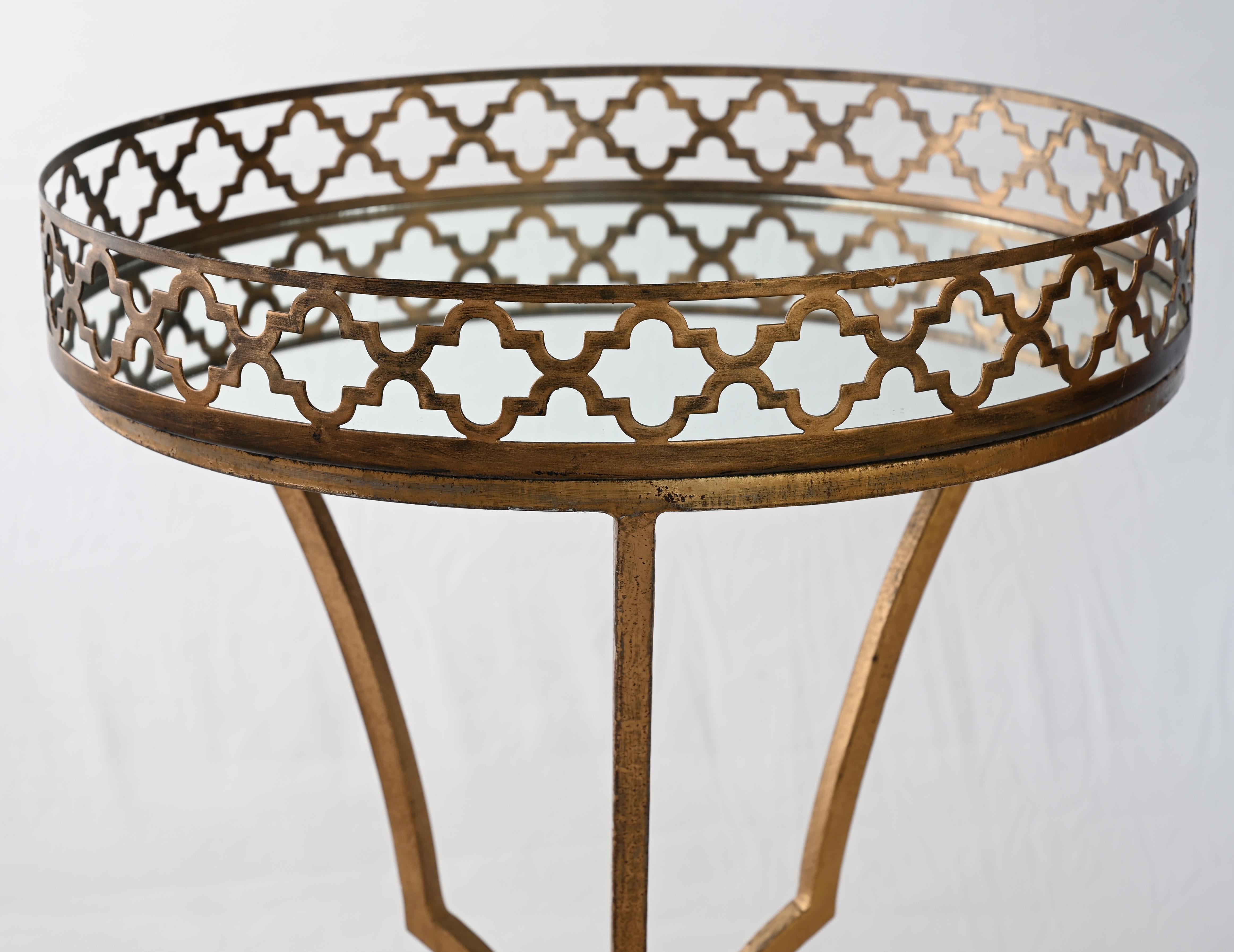 Ein Beistelltisch oder Beistelltisch aus polierter Bronze von hoher Qualität. 
Dieser Tisch im Hollywood-Regency-Stil hat eine verspiegelte Platte, die Ihre Lieblingsblumenvase, ein dekoratives Keramikobjekt oder einfach alles zur Geltung bringt.