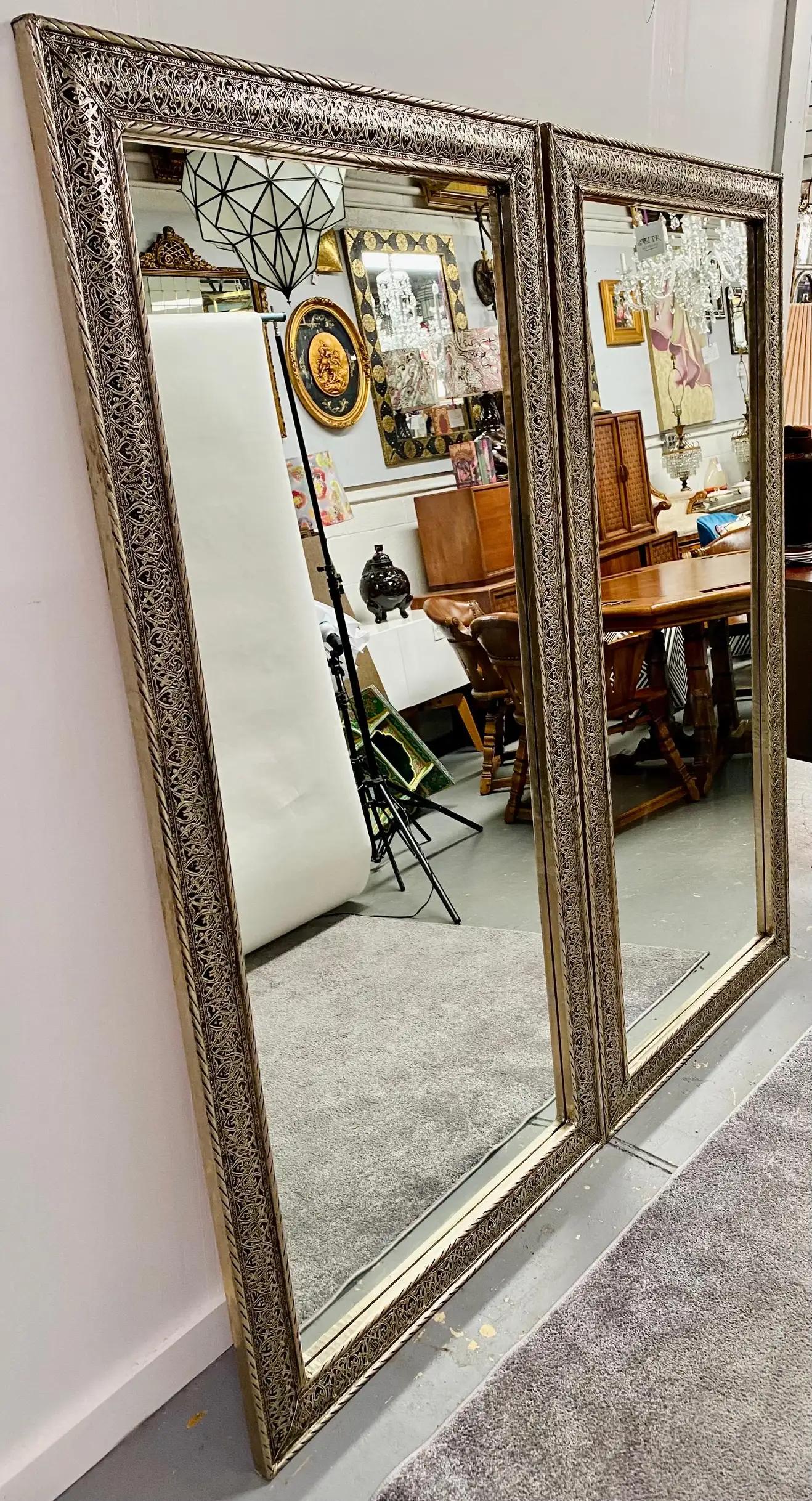 Argent Paire de grands miroirs muraux ou de sol de style Hollywood Regency à motif filigrane argenté en vente