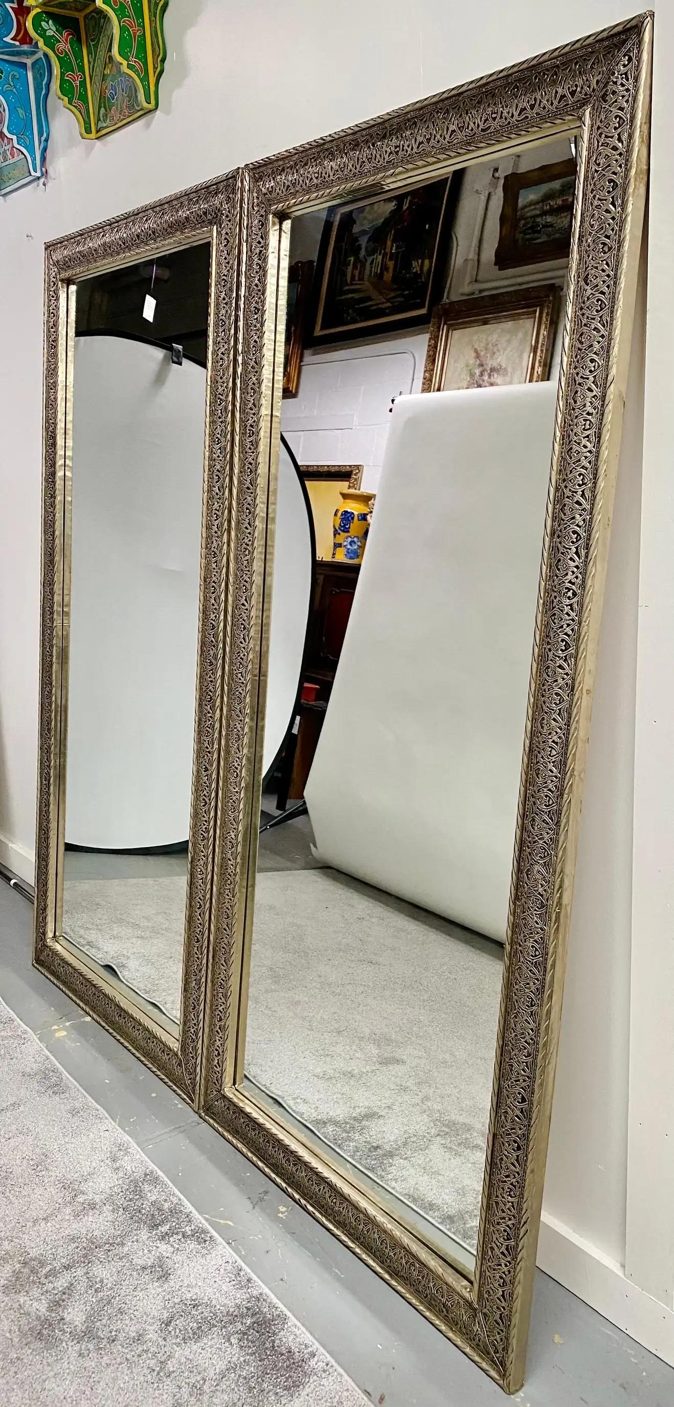 Paire de grands miroirs muraux ou de sol de style Hollywood Regency à motif filigrane argenté en vente 1