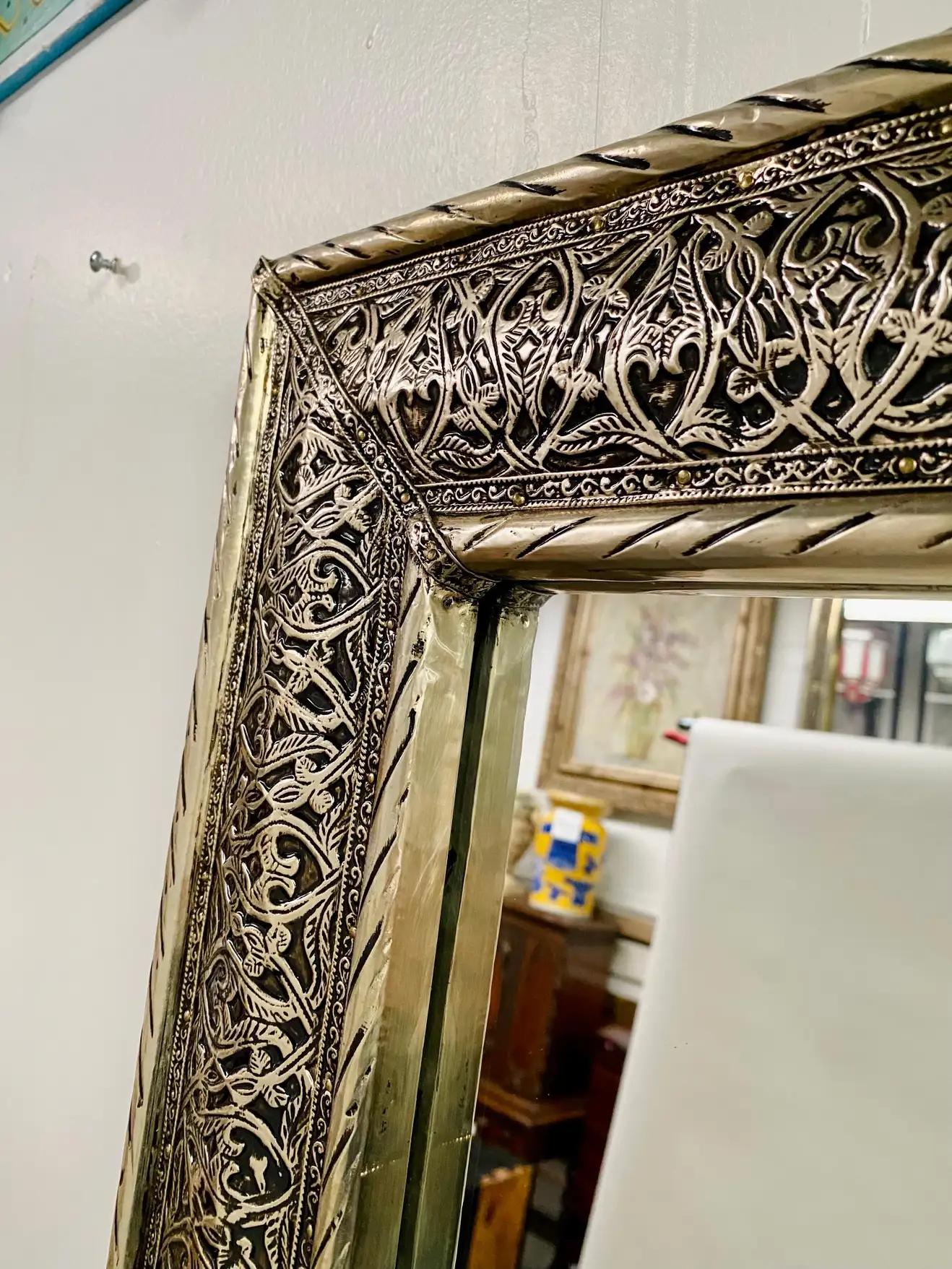 Paire de grands miroirs muraux ou de sol de style Hollywood Regency à motif filigrane argenté en vente 2