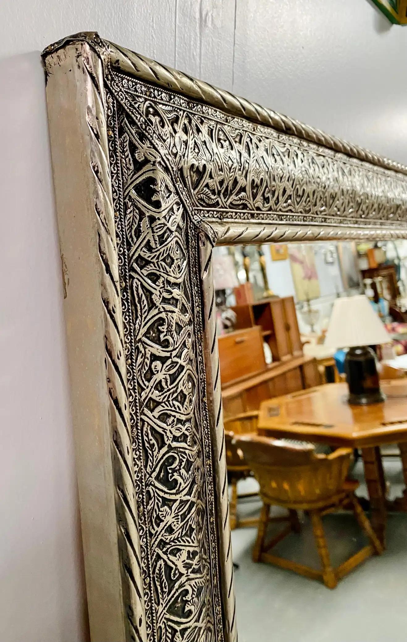 Paire de grands miroirs muraux ou de sol de style Hollywood Regency à motif filigrane argenté en vente 3