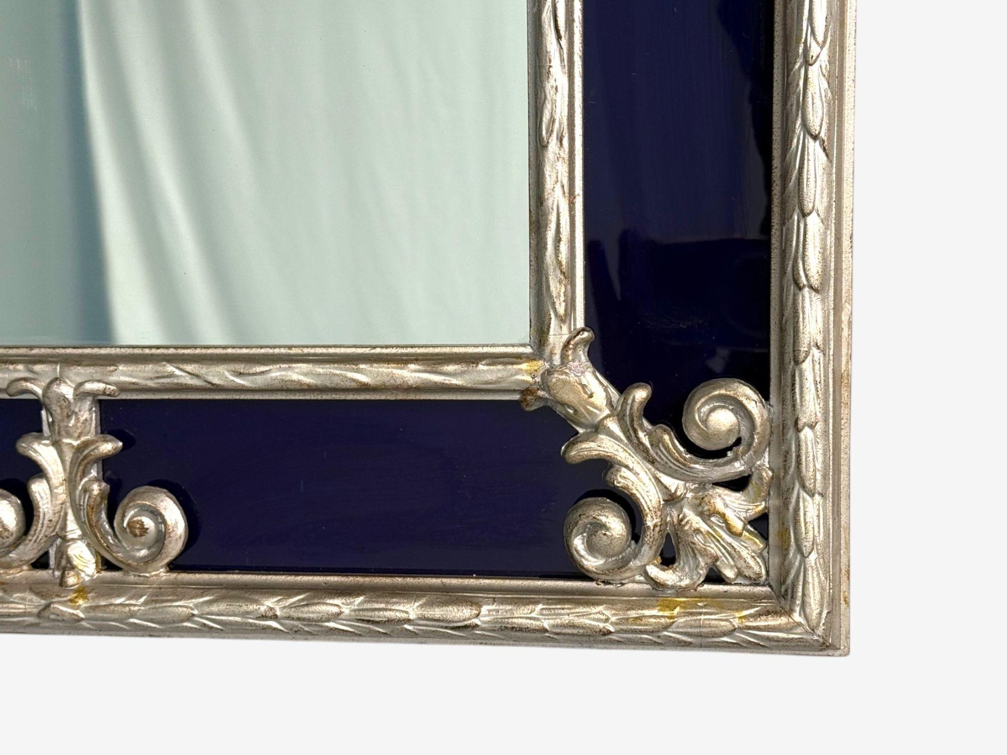 Petit miroir de style Hollywood Regency, verre bleu cobalt, feuille d'argent, années 1980 Bon état - En vente à Manhasset, NY