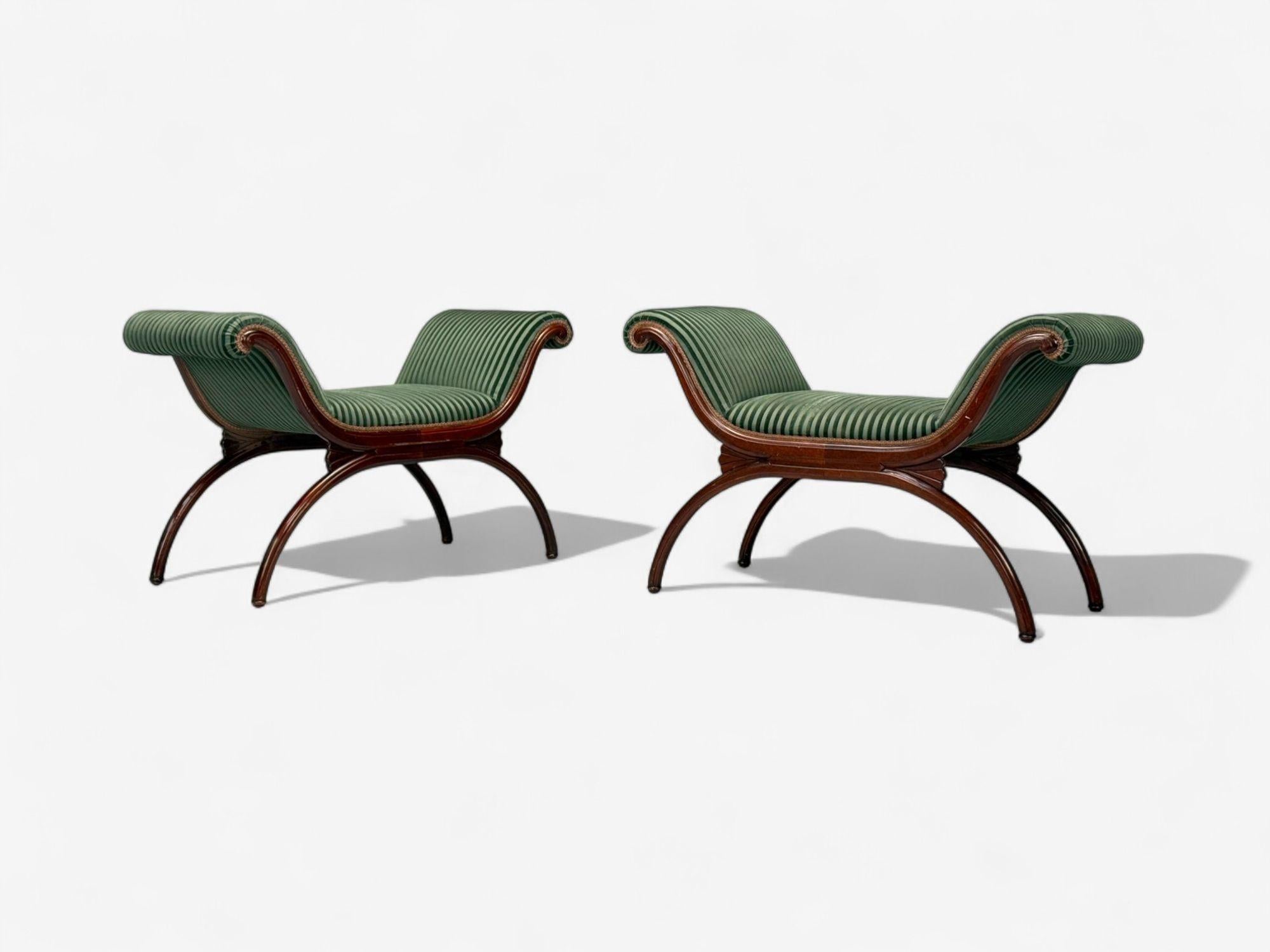 Panche in stile Hollywood Regency, legno tinto, Greene & Greene, USA, anni '80

Coppia di panche a braccio arrotolato in legno tinto scuro e tessuto a righe verdi, progettate e prodotte negli Stati Uniti nella seconda metà del XX secolo.

Legno