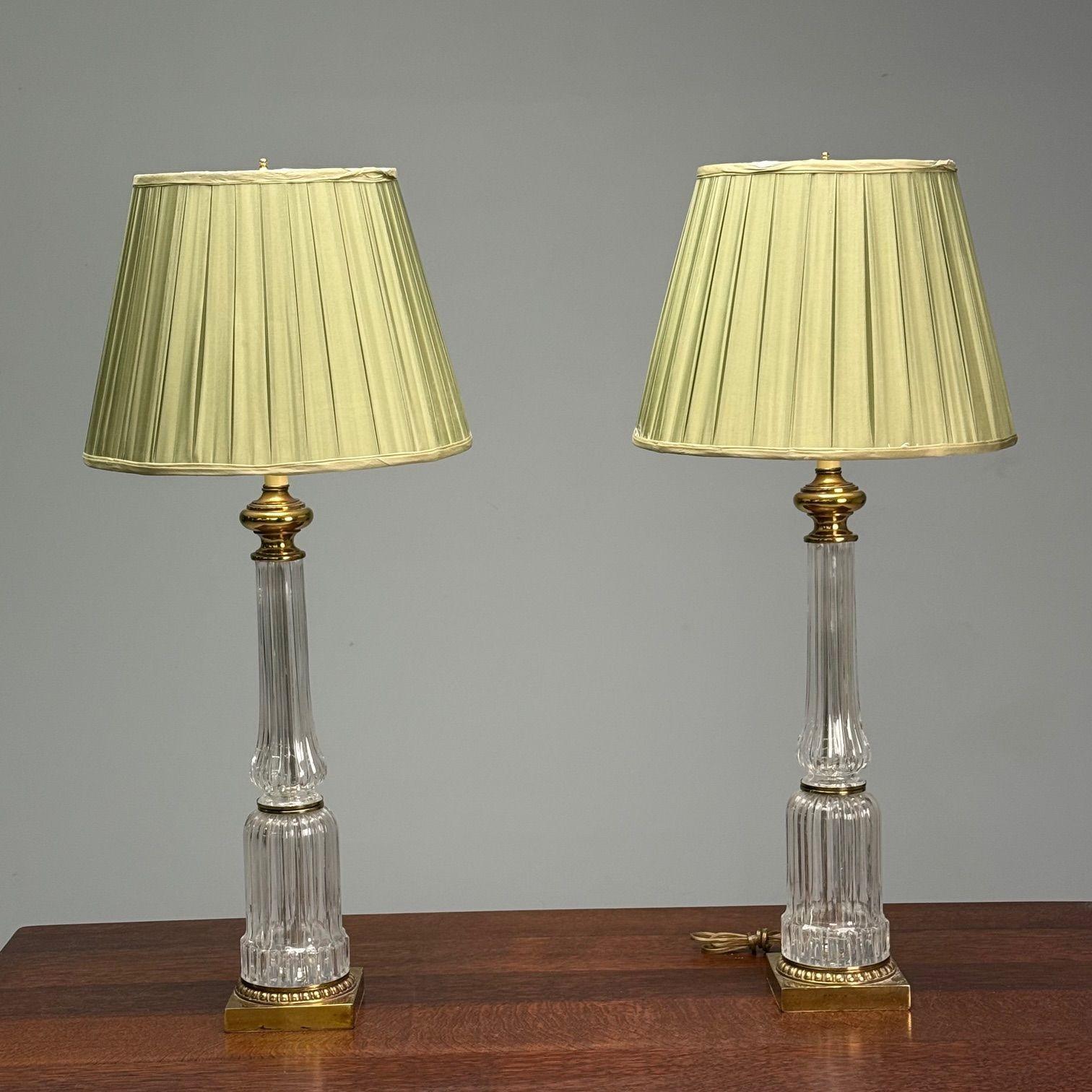 Lampes de table de style Régence hollywoodienne, verre cannelé, métal doré, États-Unis, années 1980

Paire de lampes de table en forme de colonne en cristal lourd, finement travaillées, reposant sur des socles en laiton doré et terminées par des