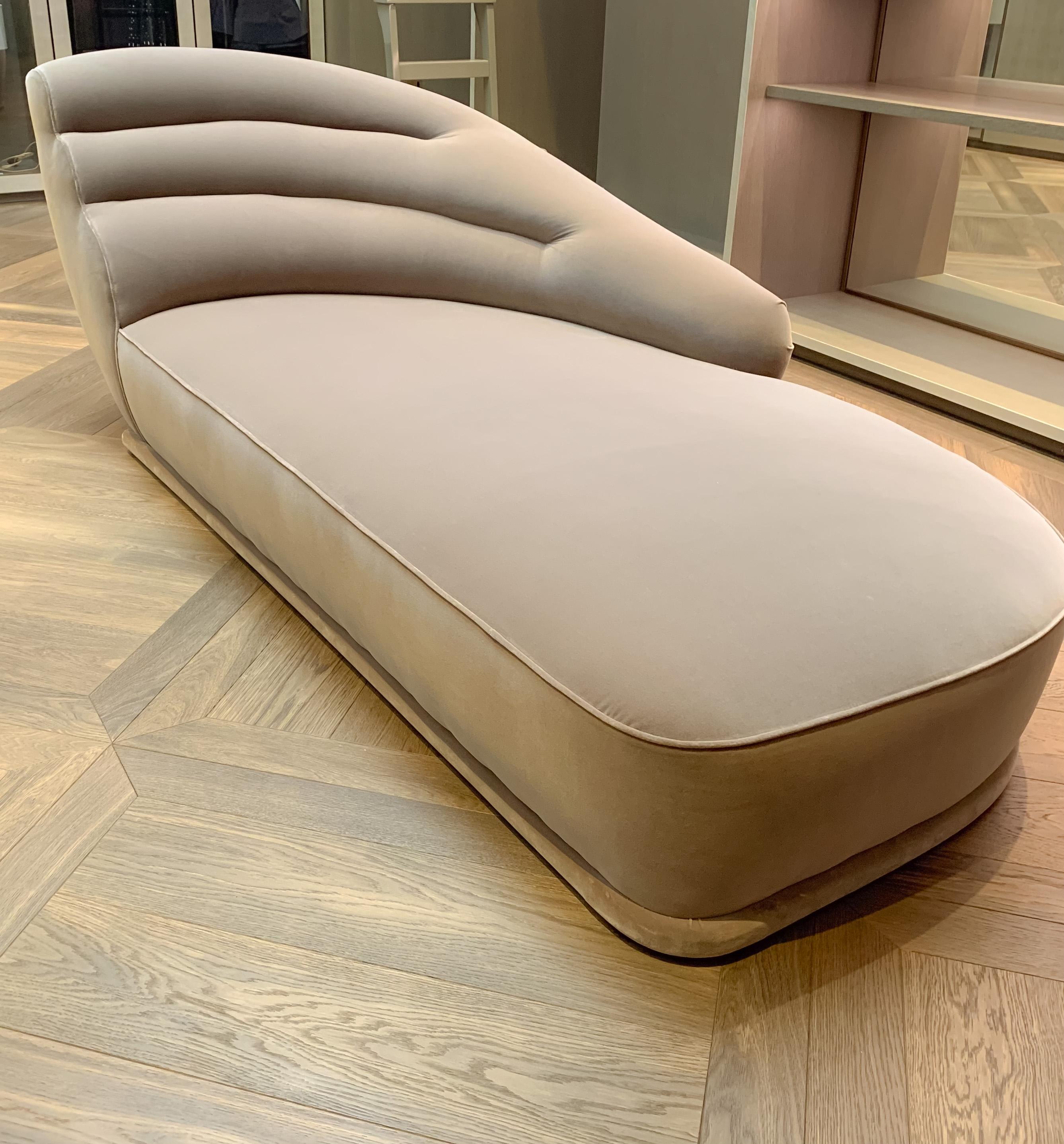 Une chaise longue de style Hollywood Regency, étonnante et généreuse, de Promemoria, fabriquée à la main en Italie au début du 21e siècle par les maîtres artisans de cet atelier renommé. 

Le modèle Gina, qui n'est plus produit, est un exemple