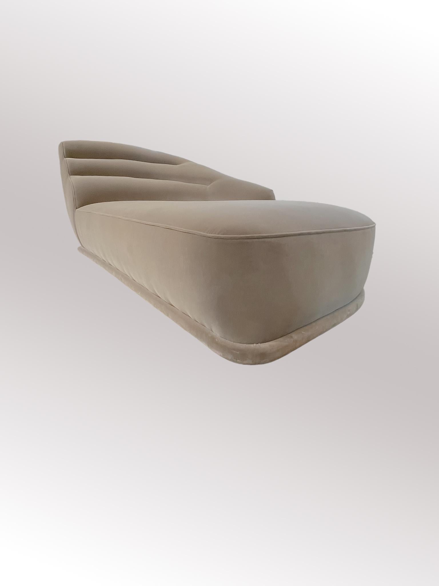 italien Chaise longue en velours taupe de style Hollywood Regency par Promemoria, Italie vers 2000 en vente