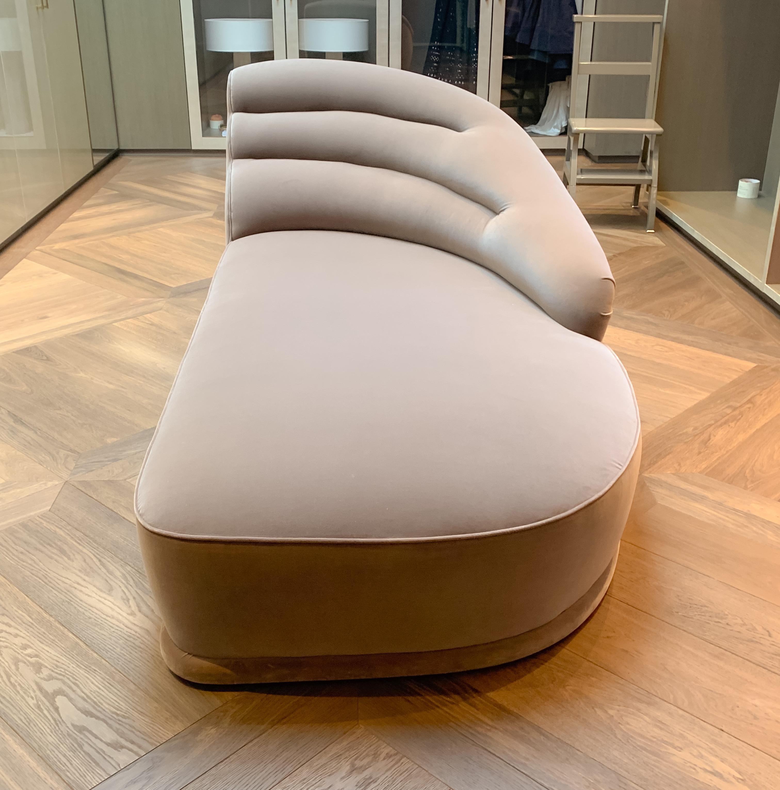 Chaise longue en velours taupe de style Hollywood Regency par Promemoria, Italie vers 2000 Bon état - En vente à Glasgow, GB