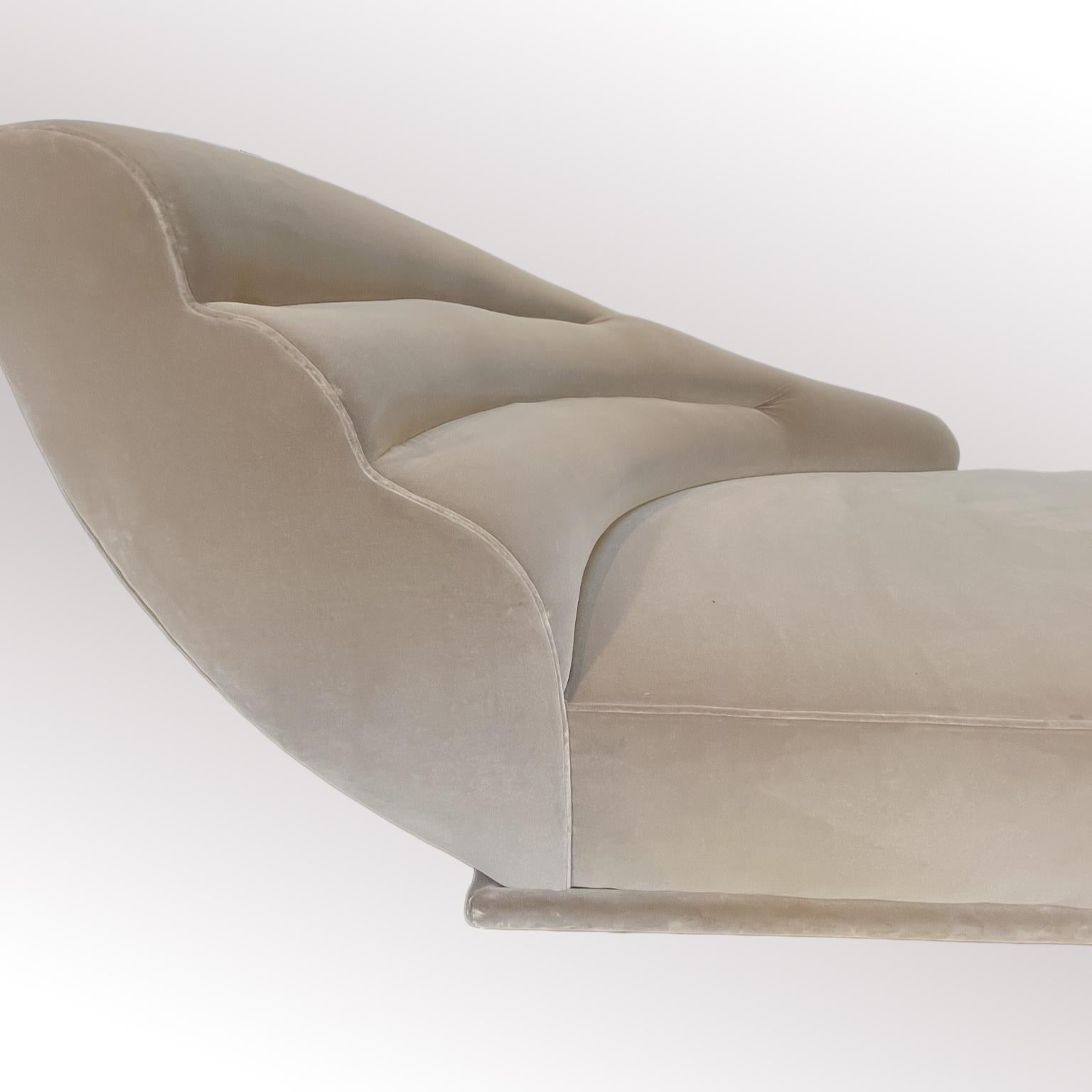 XXIe siècle et contemporain Chaise longue en velours taupe de style Hollywood Regency par Promemoria, Italie vers 2000 en vente