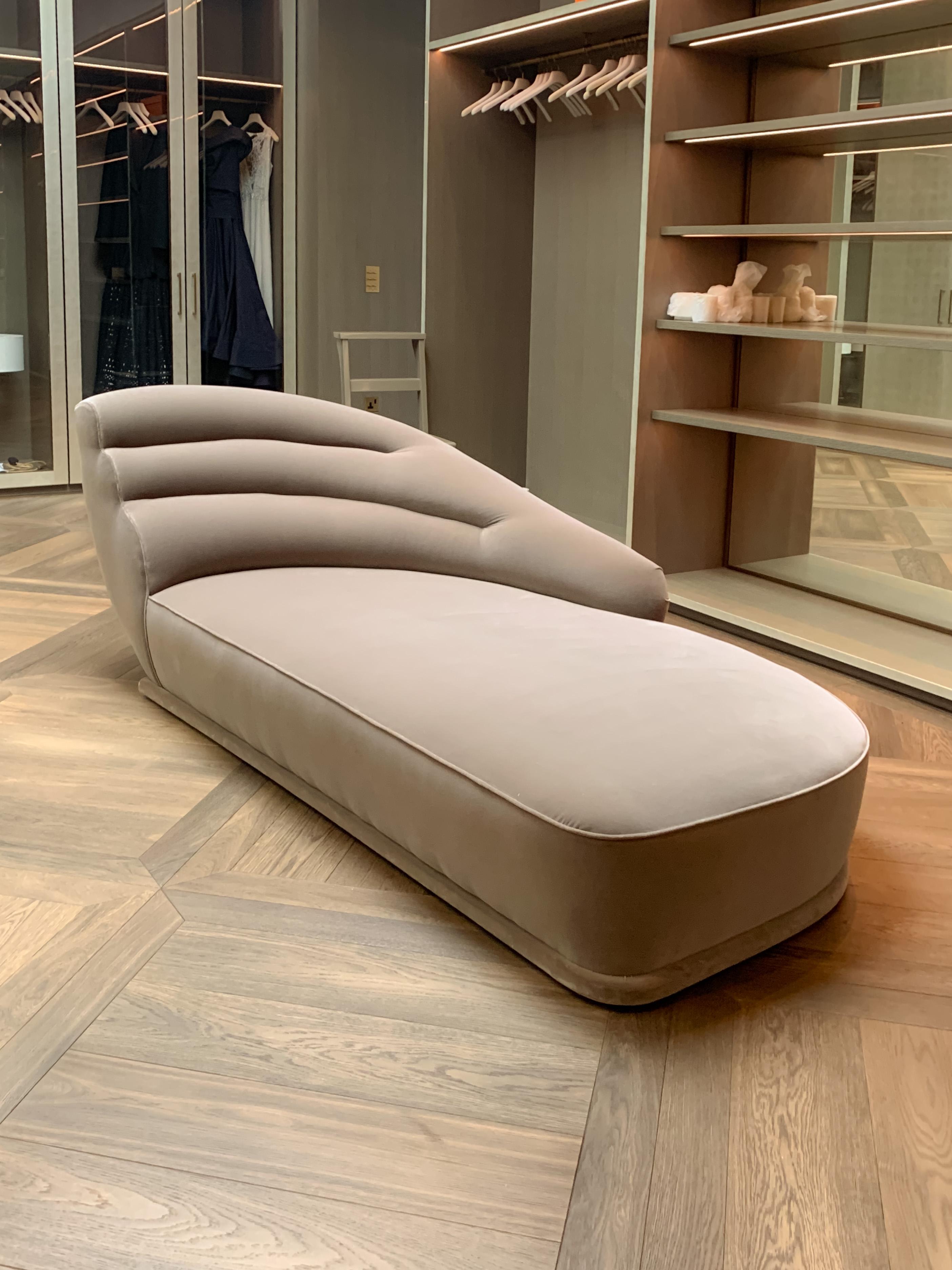 Velours Chaise longue en velours taupe de style Hollywood Regency par Promemoria, Italie vers 2000 en vente