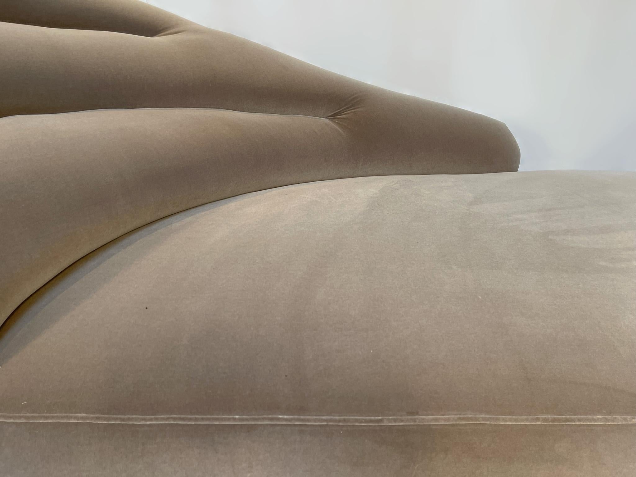 Chaise longue en velours taupe de style Hollywood Regency par Promemoria, Italie vers 2000 en vente 1