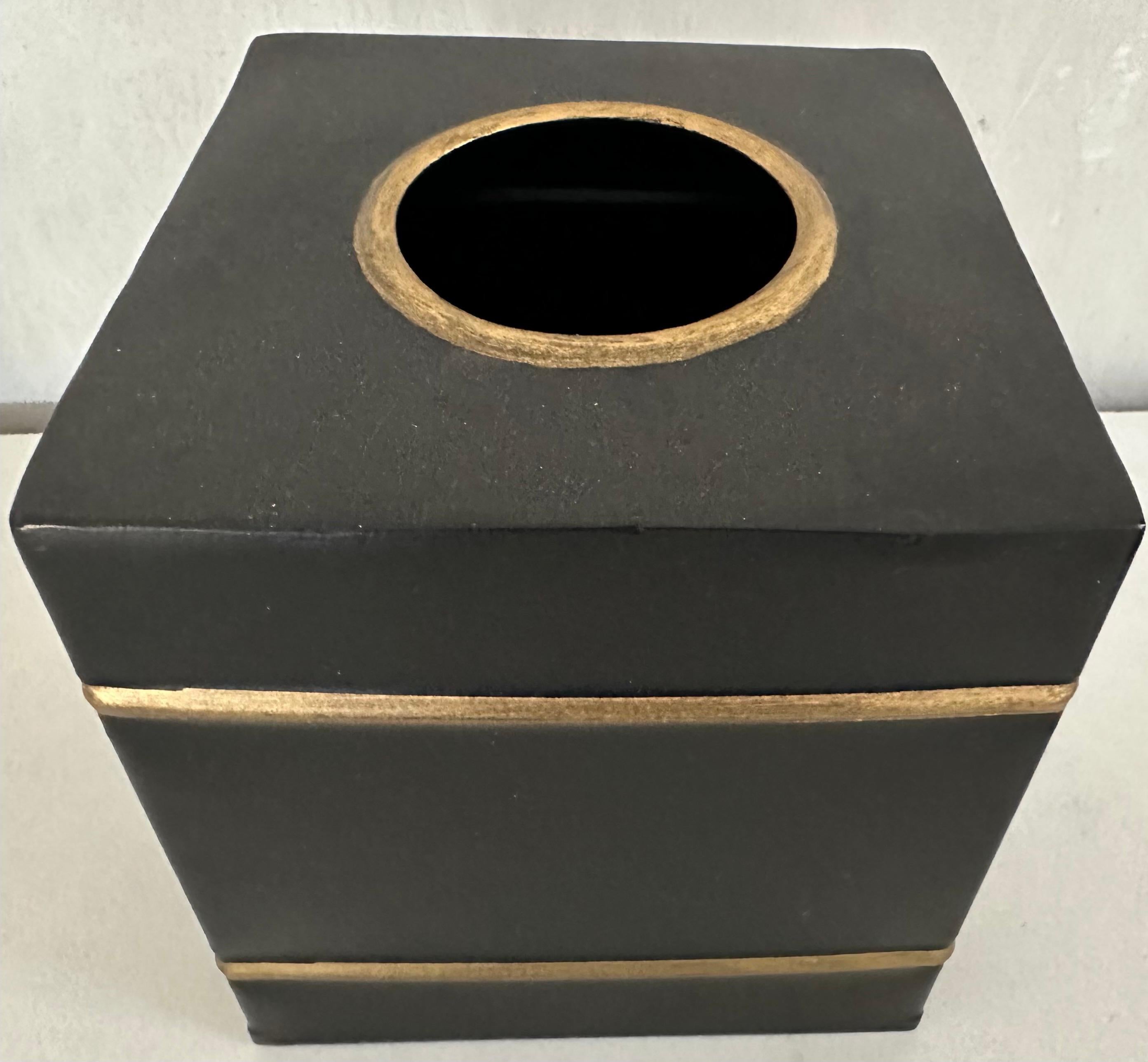 Portapañuelos Estilo Hollywood Regency Borde Dorado sobre Negro Pintado en venta