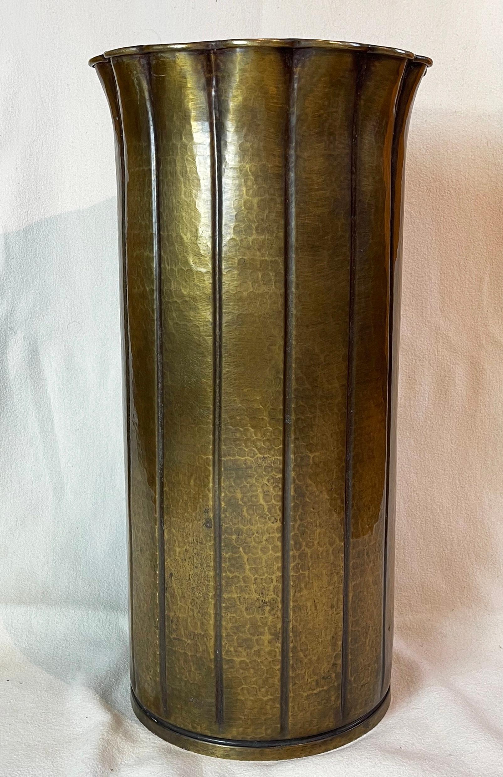 Hollywood Regency Style Umbrella Stand from Hammered Brass, 1950-1970s In Good Condition For Sale In Andernach, DE