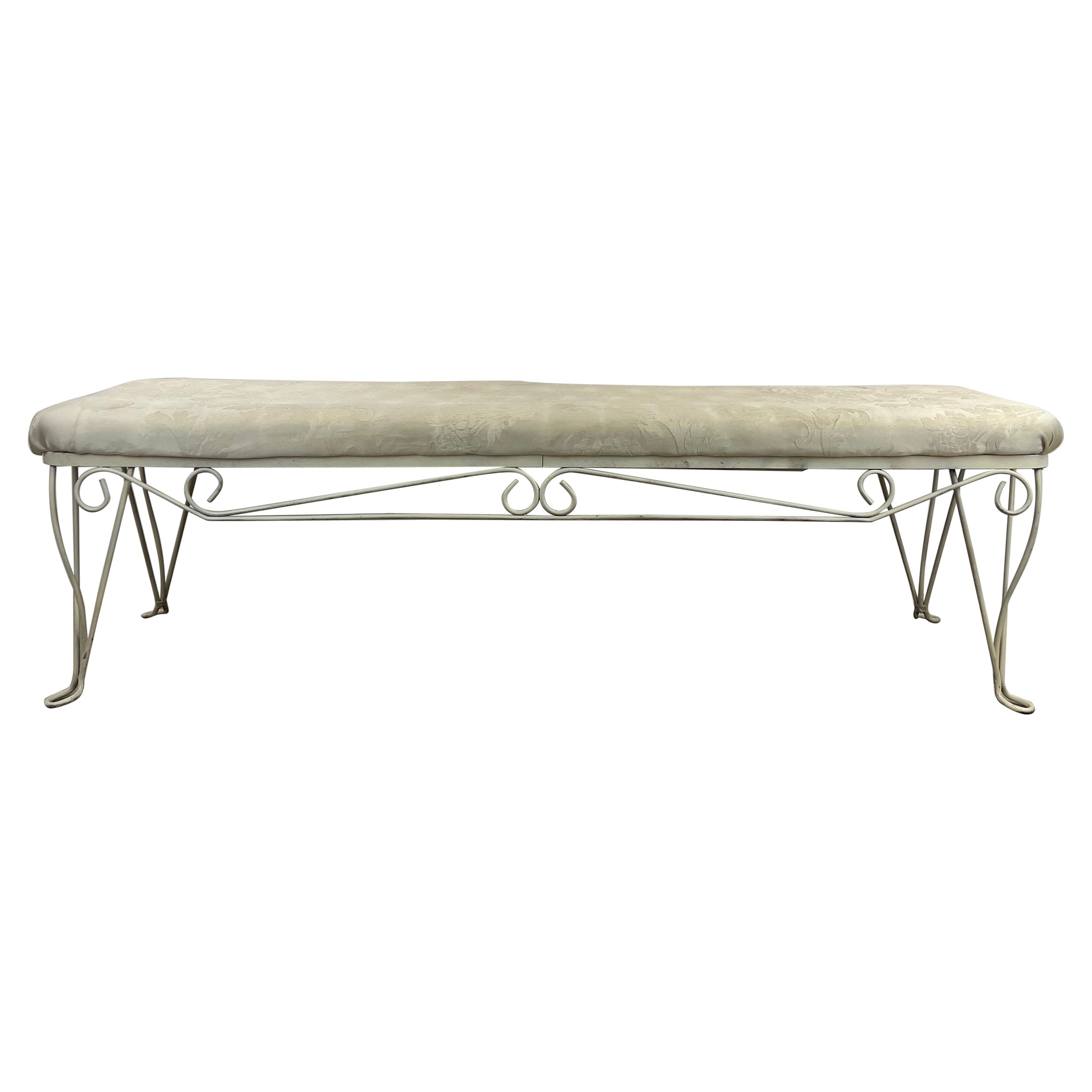 Banc tapissé de style Hollywood Regency avec cadre en fer forgé