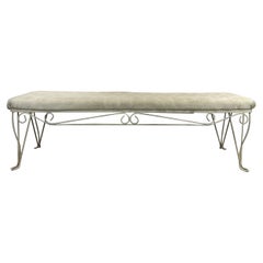 Banc tapissé de style Hollywood Regency avec cadre en fer forgé