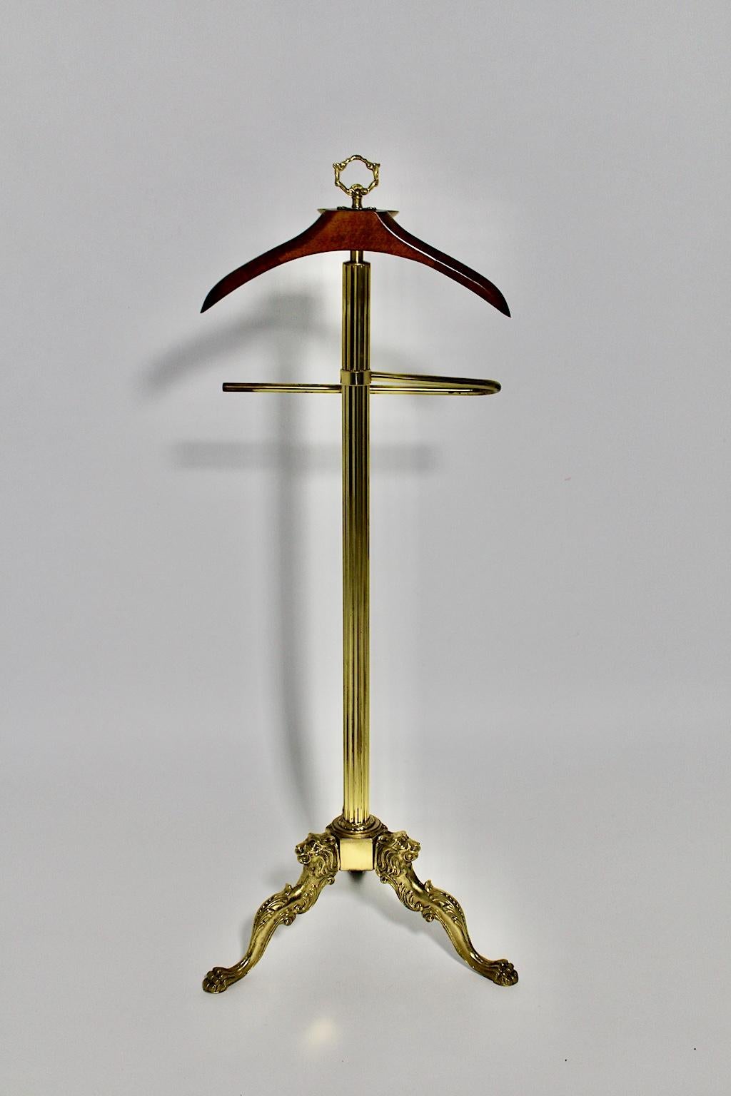 A Hollywood Regency style vintage brass beech valet or coat rack, which was designed and manufactured Italy 1970s.
The body of the three legged elegant valet was made out of brass while the hanger was made of stained and lacquered beech. Also the