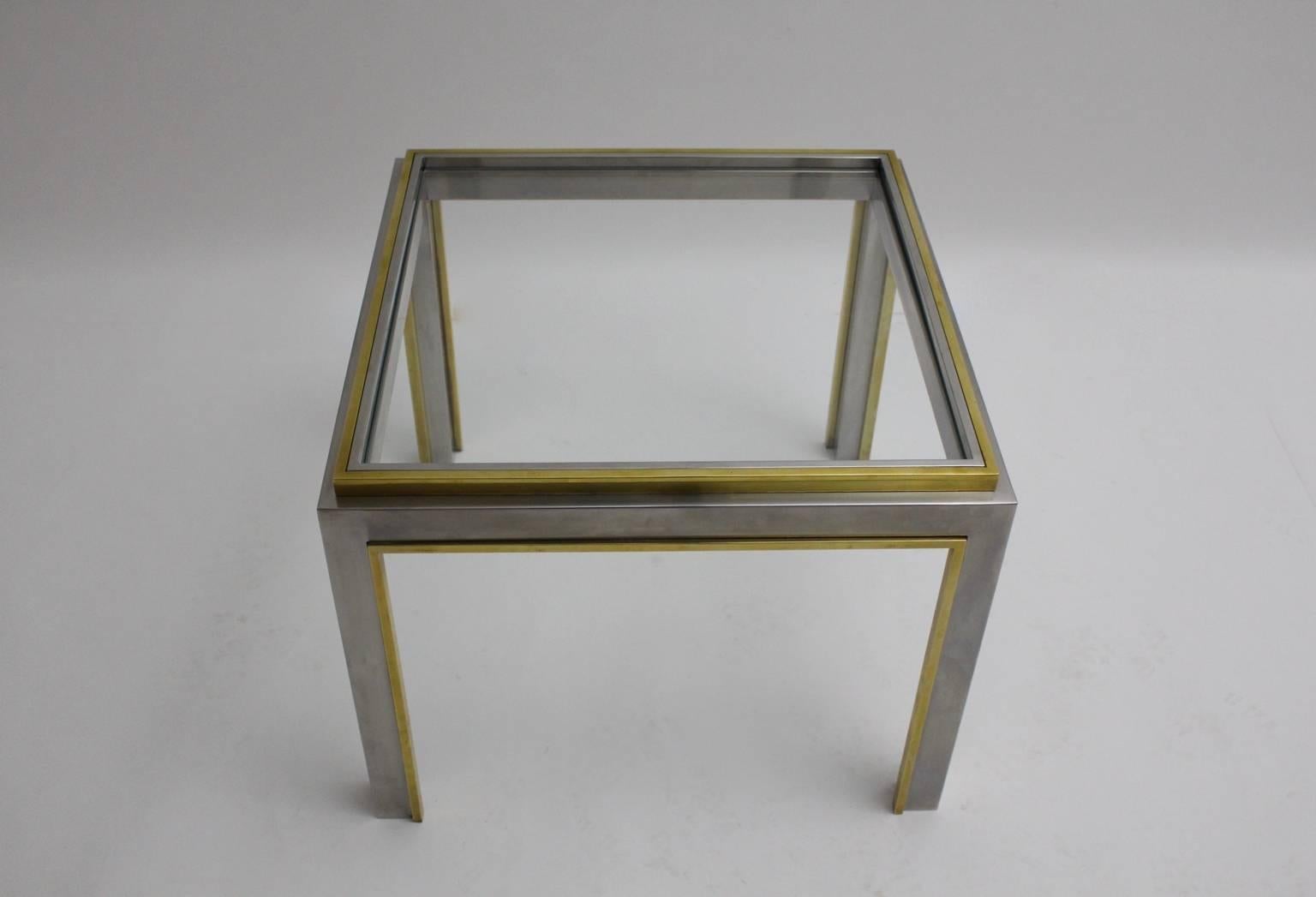 Table basse ou table de canapé en métal chromé et laiton vintage de style Hollywood Regency, dont le design est très similaire à celui de Romeo Rega. La table basse en laiton massif et métal chromé est surmontée d'un plateau en verre transparent
