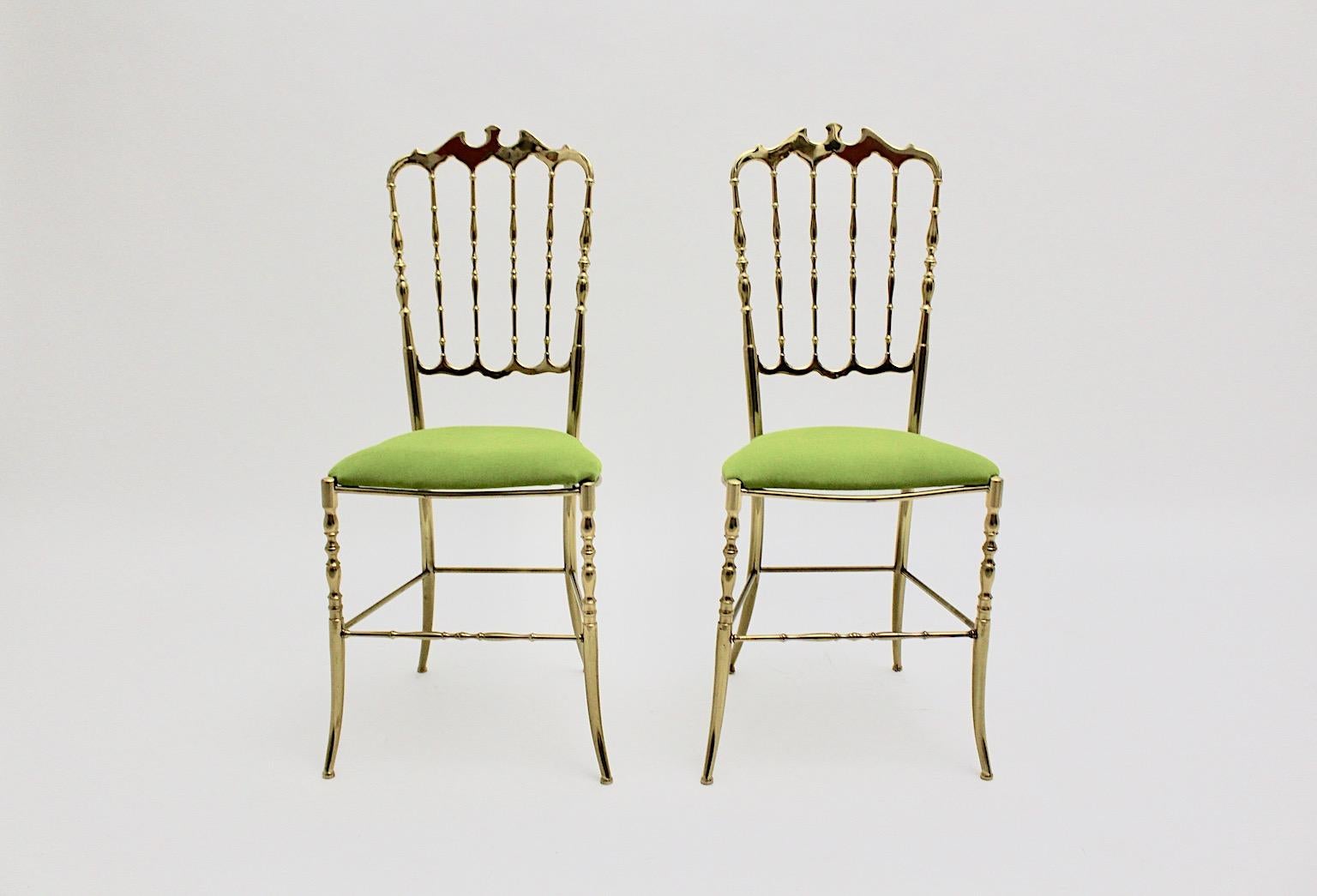 Sedie Chiavari vintage in stile Hollywood regency Mid Century Modern o  coppia di sedie due ( 2 ) in ottone massiccio lucidato e sedili nuovi rivestiti in tessuto di velluto verde erba Italia, 195s.
Una deliziosa coppia di poltroncine di forma