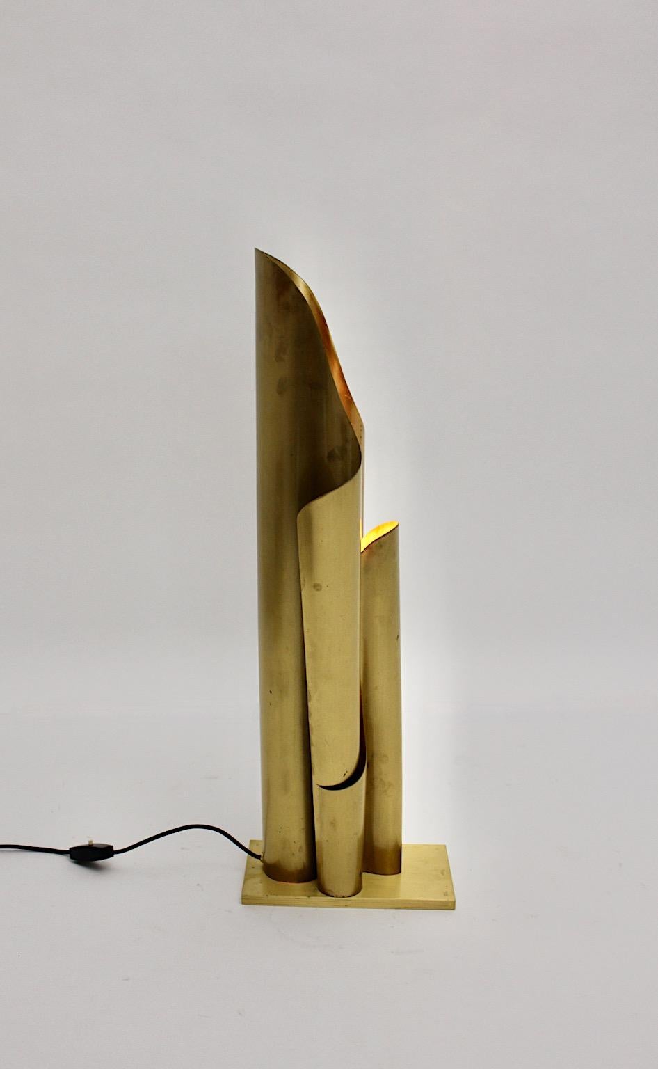 Hollywood Regency Stil goldene Metall Messing Stehlampe in geschwungener Form 1960er Jahre.
Eine wunderschöne Stehleuchte in geschwungener, kaskadenartiger Form, die dem Modell Chimera von Vico Magistretti sehr ähnlich ist und eine schöne