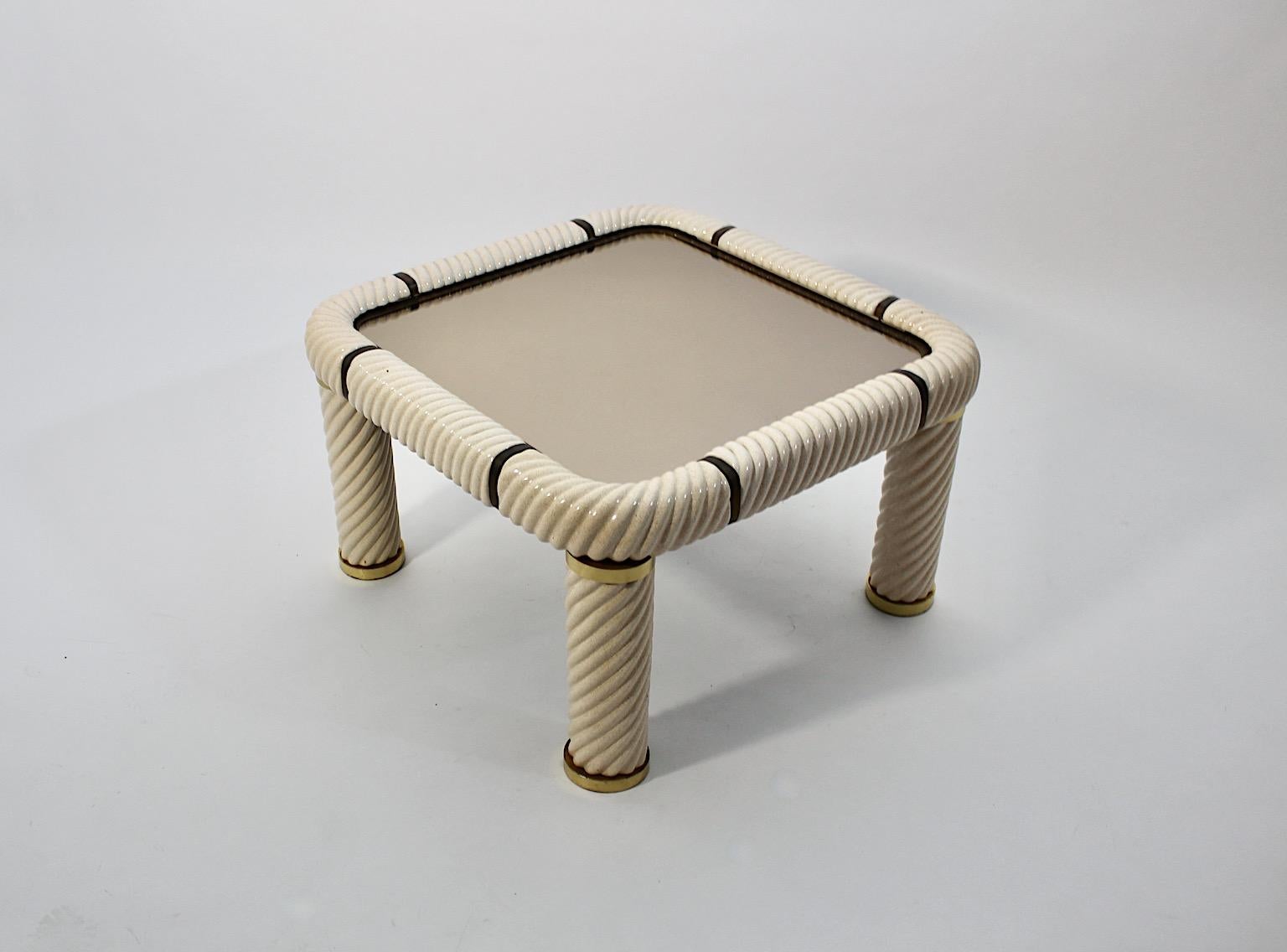 Hollywood Regency-Stil Vintage-Couchtisch aus Keramik und Messing Tommaso Barbi Italien im Angebot 3