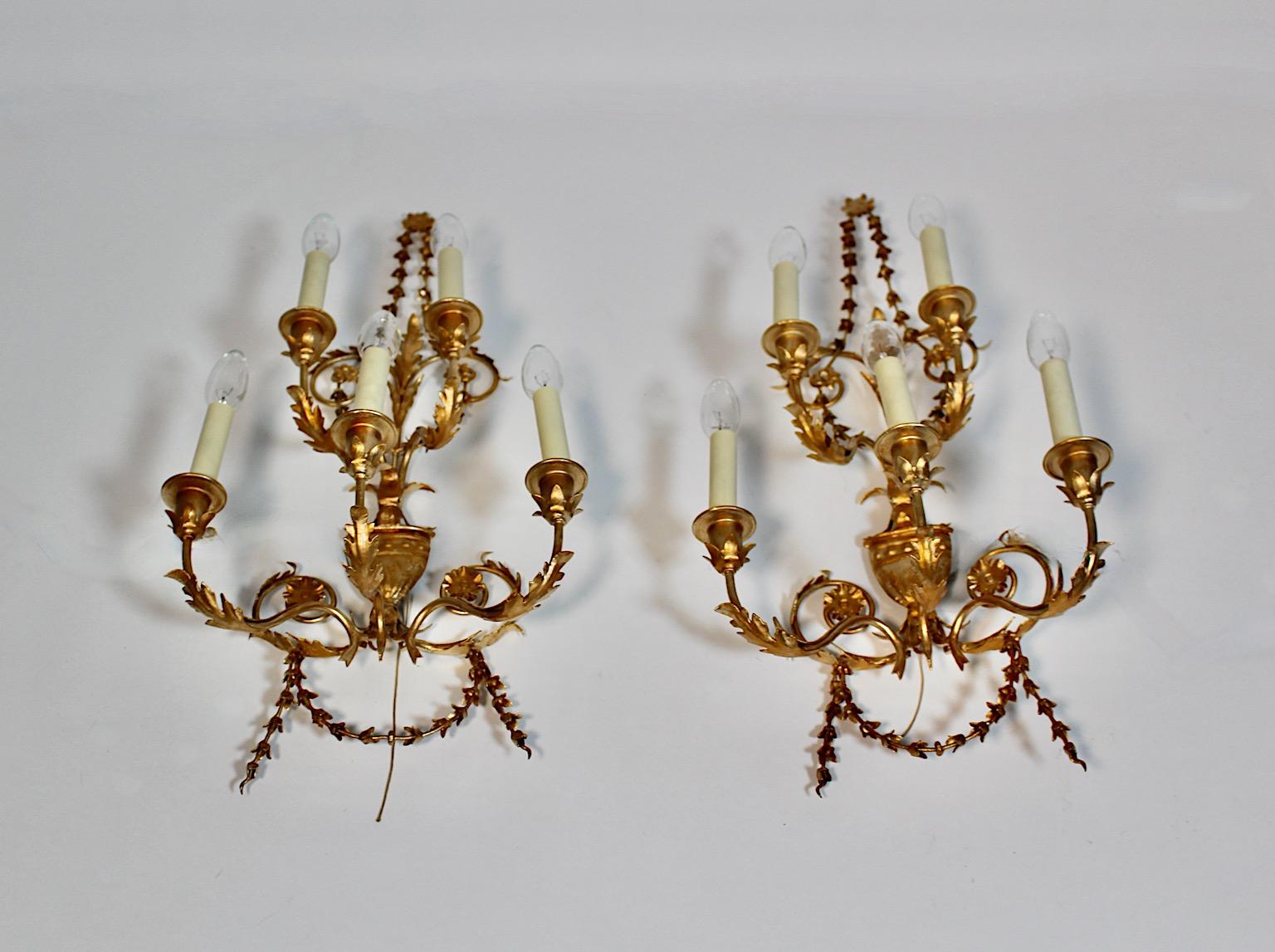 Hollywood Regency Style Vintage Gilt Metal Pair Duo Sconces Wall Lights, 1970s In Good Condition For Sale In Vienna, AT