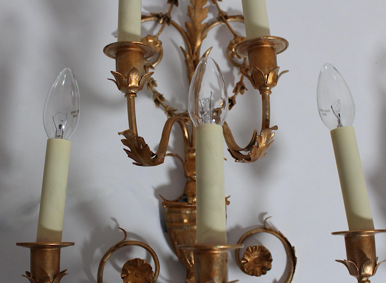 Hollywood Regency Style Vintage Gilt Metal Pair Duo Sconces Wall Lights, 1970s For Sale 1