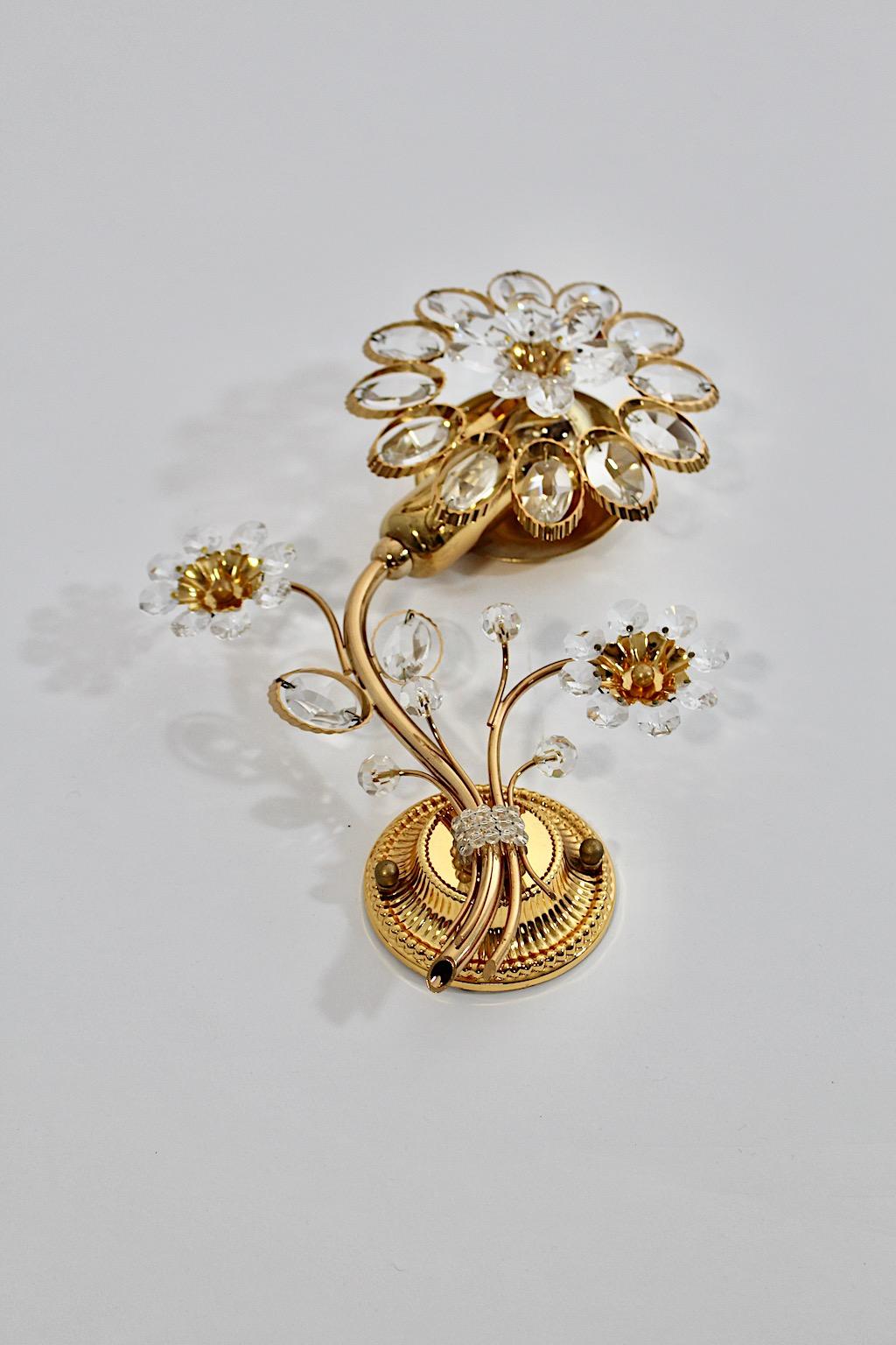 Hollywood Regency Style vintage sconce or wall light solo flower from 
gilt brass and clear crystal Palwa, 1960s.
A stunning sconce or wall light solo flower like with stylized leaves and nice flower heads by Palwa, 1960s Germany.
This stunning wall