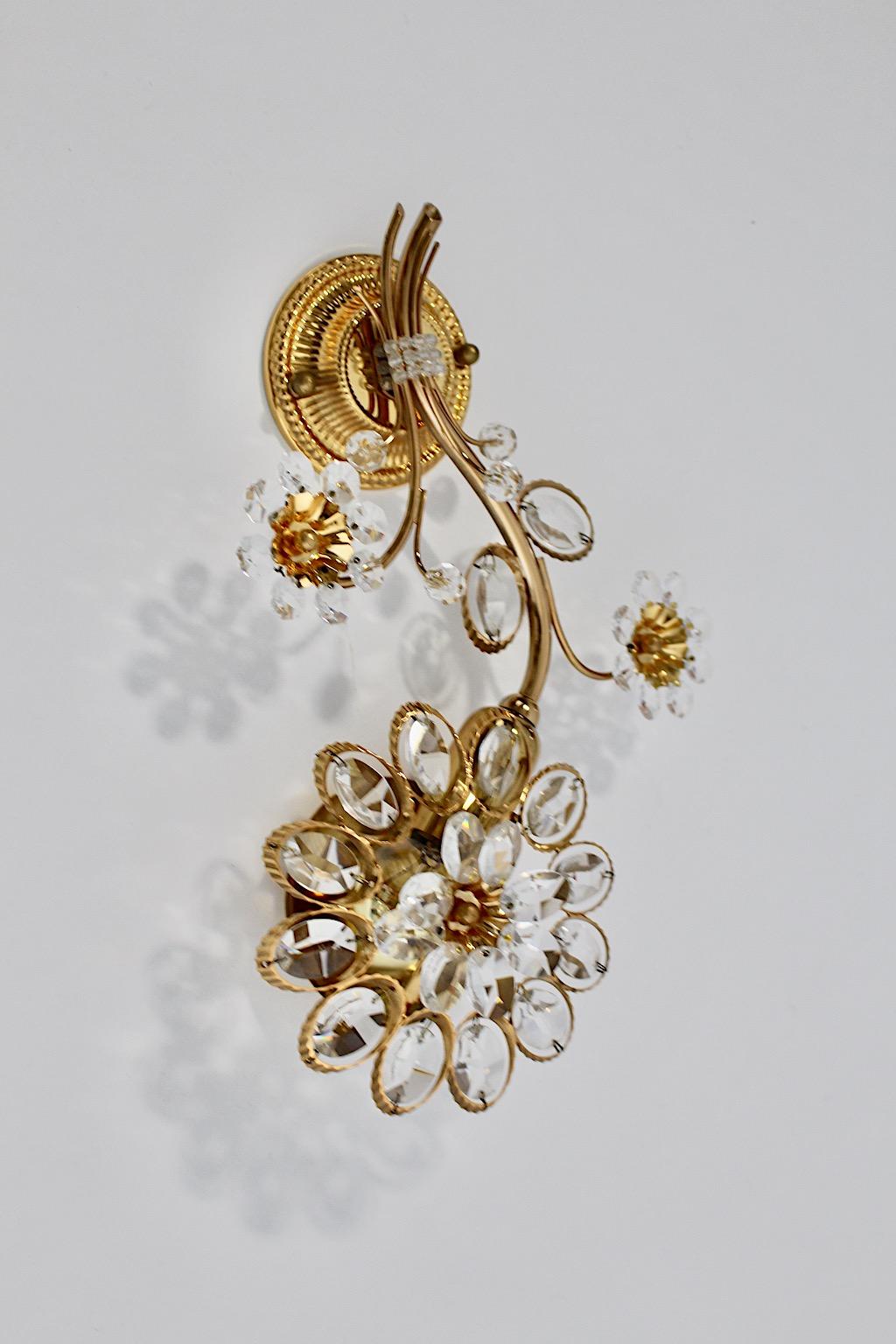 Sconcerto a fiore solitario in stile Hollywood Regency in ottone dorato e cristallo Palwa 1960 In condizioni buone in vendita a Vienna, AT
