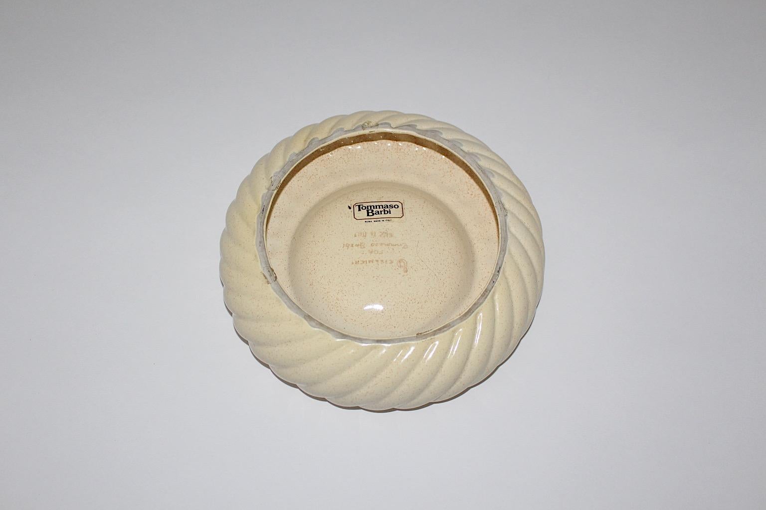 Hollywood Regency Style Vintage White Ceramic Brass Bowl Catchall Tommaso Barbi  In Good Condition For Sale In Vienna, AT