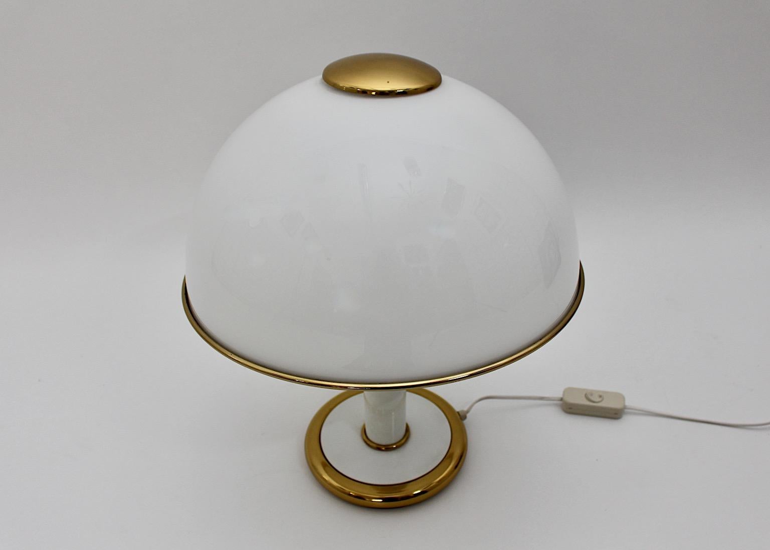 Lámpara de sobremesa de seta de latón con cúpula de cristal blanco de estilo Hollywood Regency Vintage años 70 Regencia de Hollywood en venta