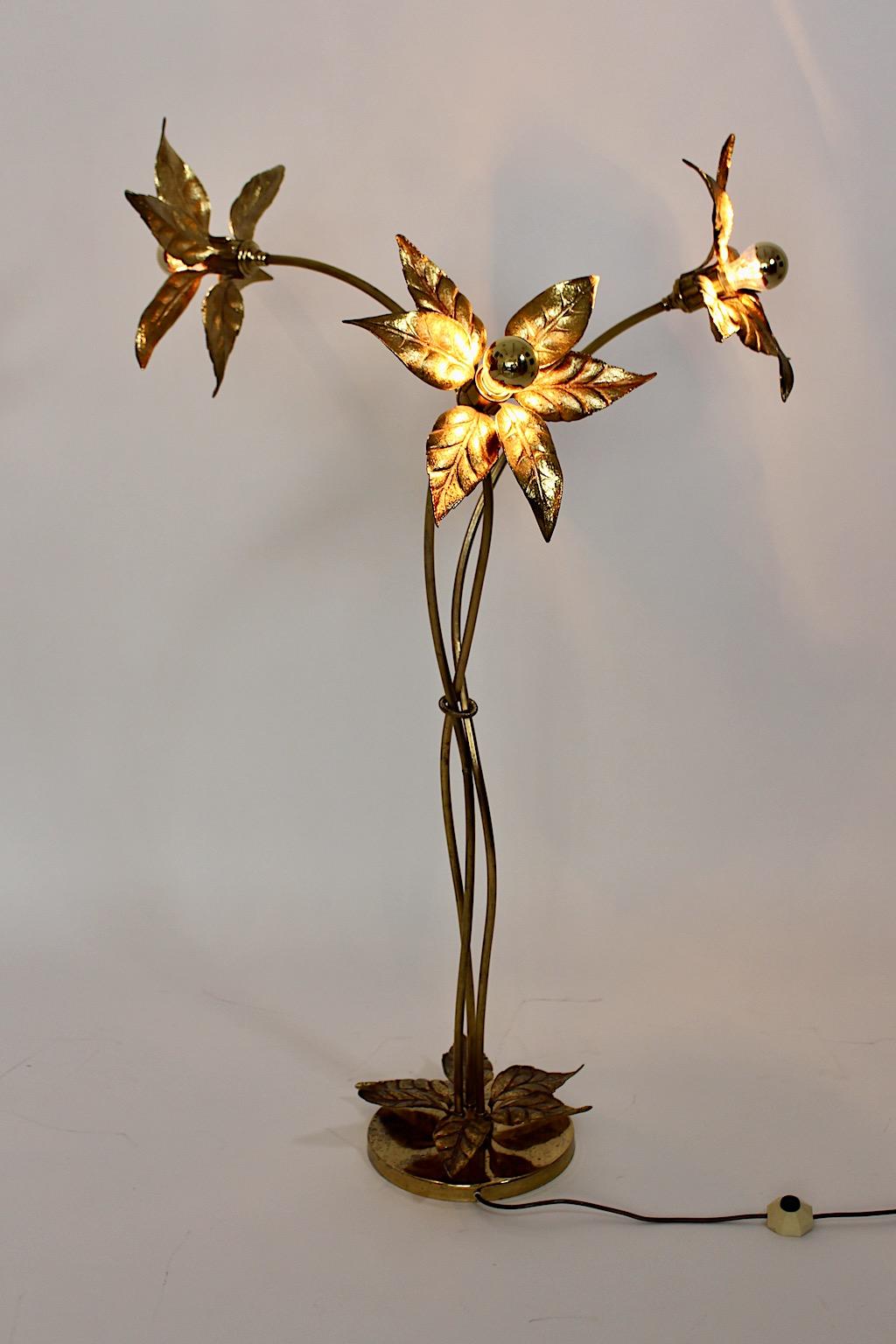 Hollywood regency Style vintage floor lamp in flower organic shape from gilded brass and metal by Willy Daro 1970s Belgium.
An amazing flower like floor lamp in golden color from gilded brass and metal with slightly curved stems and a circular