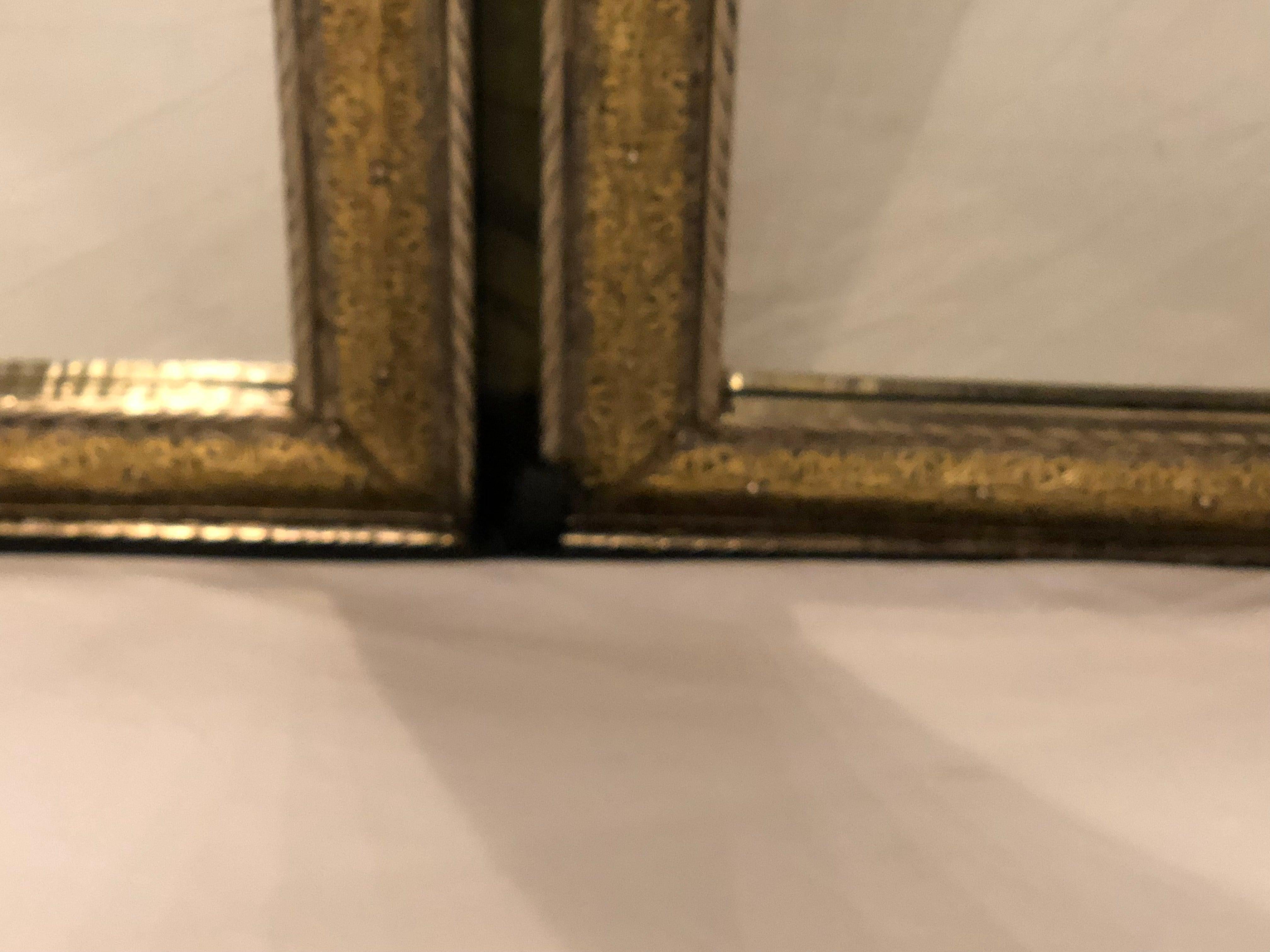 Wand- oder Konsolenspiegel im Hollywood-Regency-Stil in Silber und Gold:: ein Paar (Hollywood Regency) im Angebot