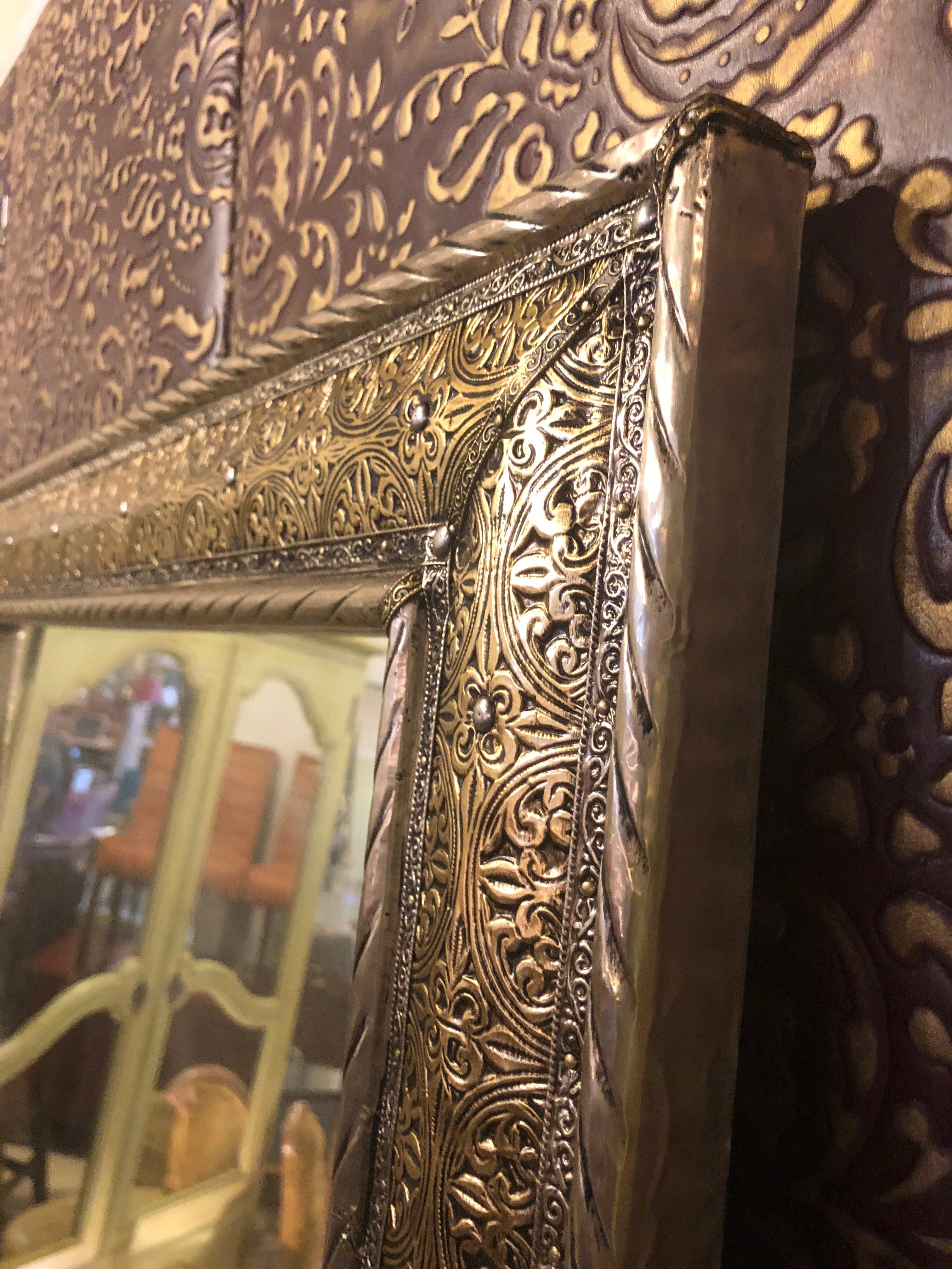 Wand- oder Konsolenspiegel im Hollywood-Regency-Stil in Silber und Gold:: ein Paar (Unbekannt) im Angebot