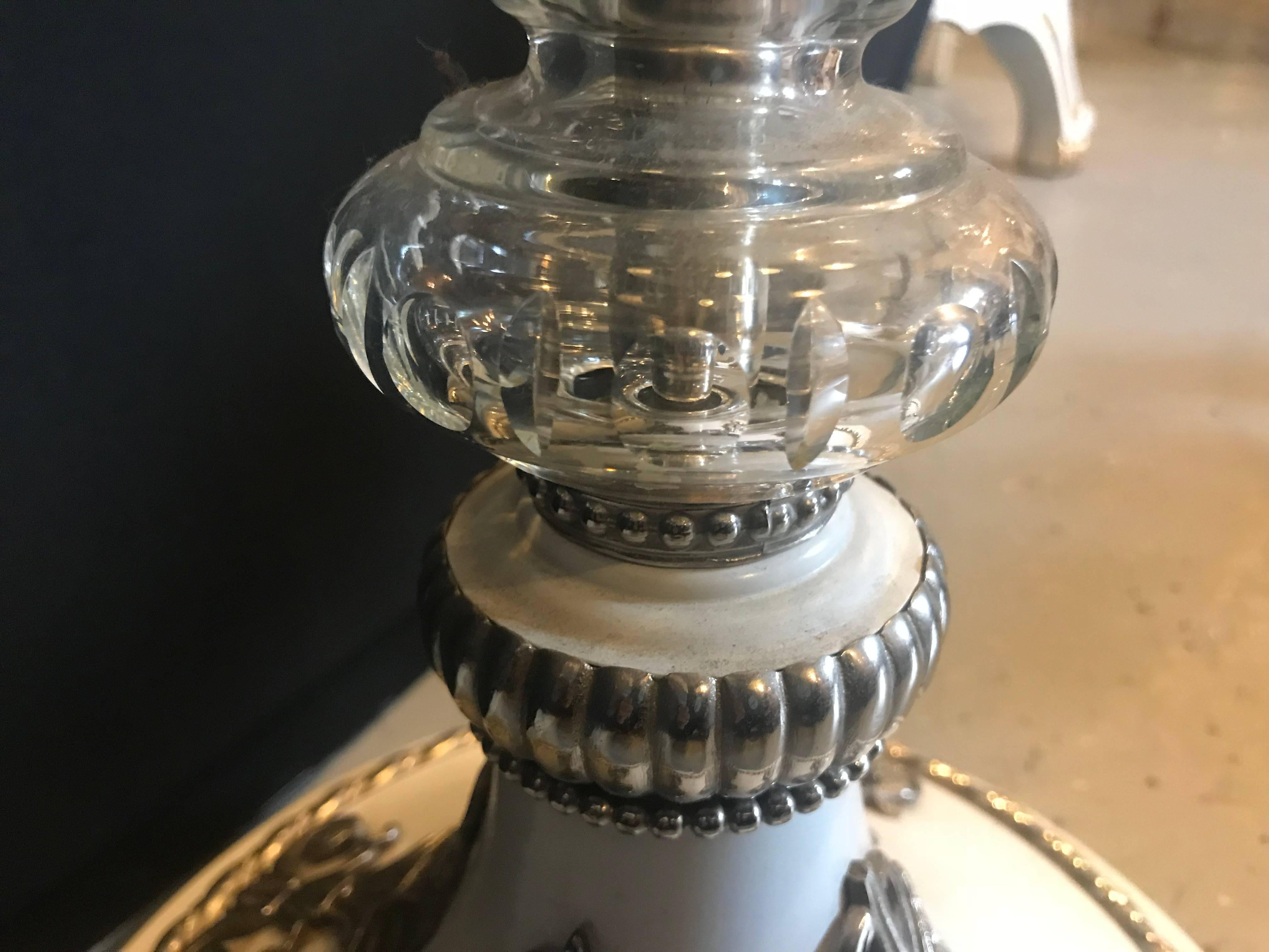 Lampada da terra in stile Hollywood Regency con vetro di marmo bianco e piastre d'argento in vendita 4