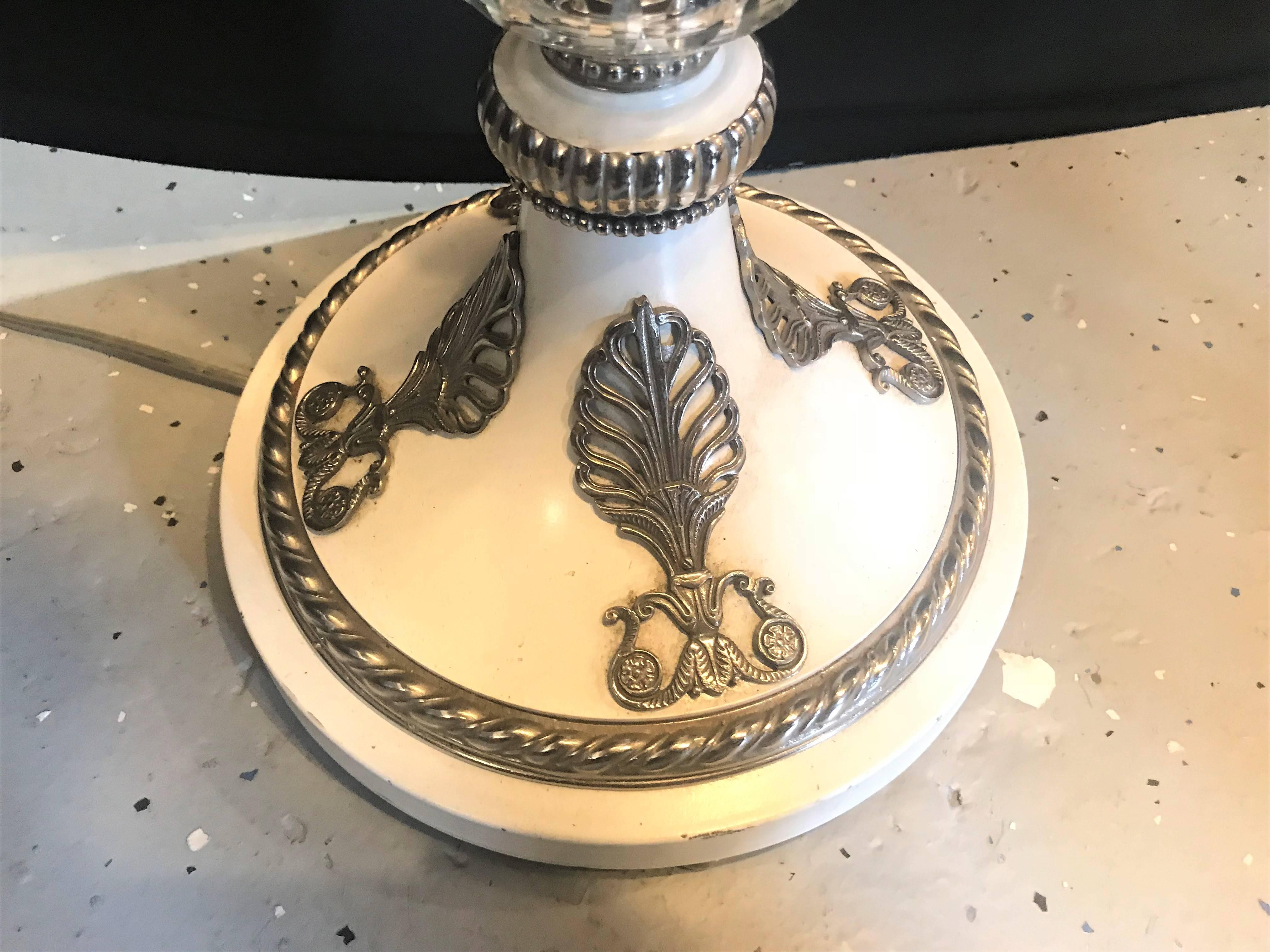 Una lampada da terra o da appoggio in stile Hollywood Regency in marmo bianco e vetro con montature argentate con paralume personalizzato abbinato.