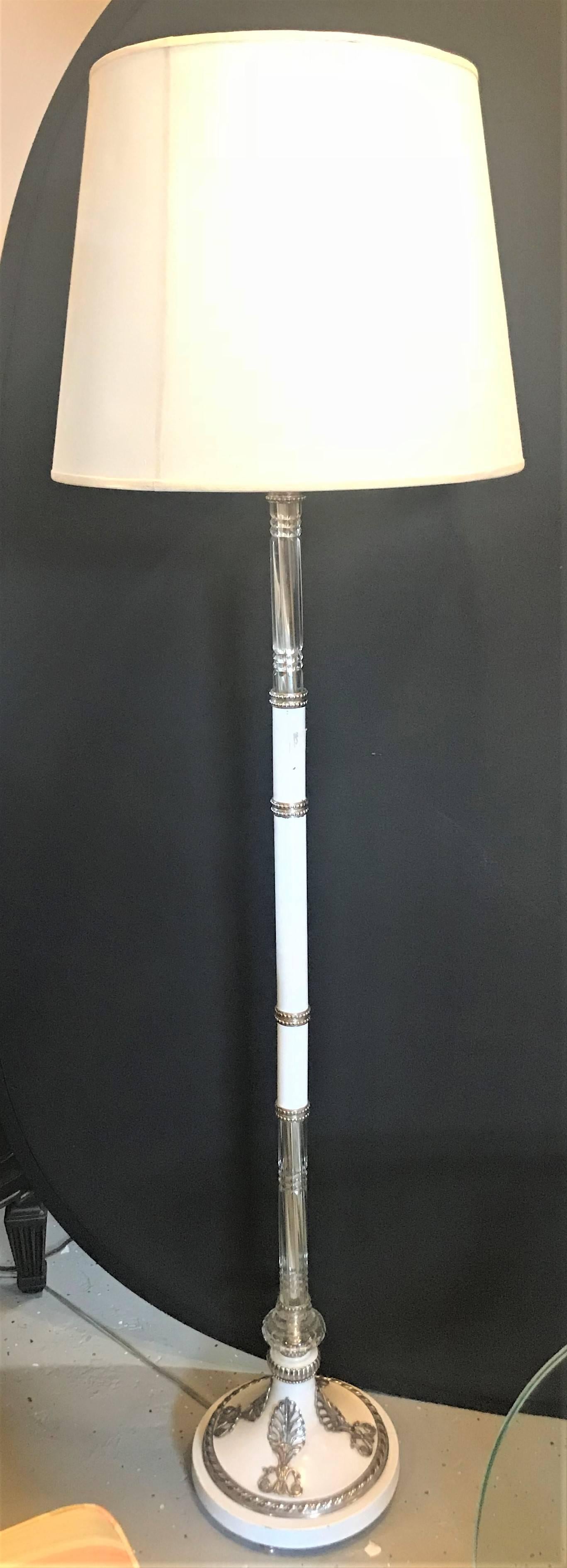Art Déco Lampada da terra in stile Hollywood Regency con vetro di marmo bianco e piastre d'argento in vendita