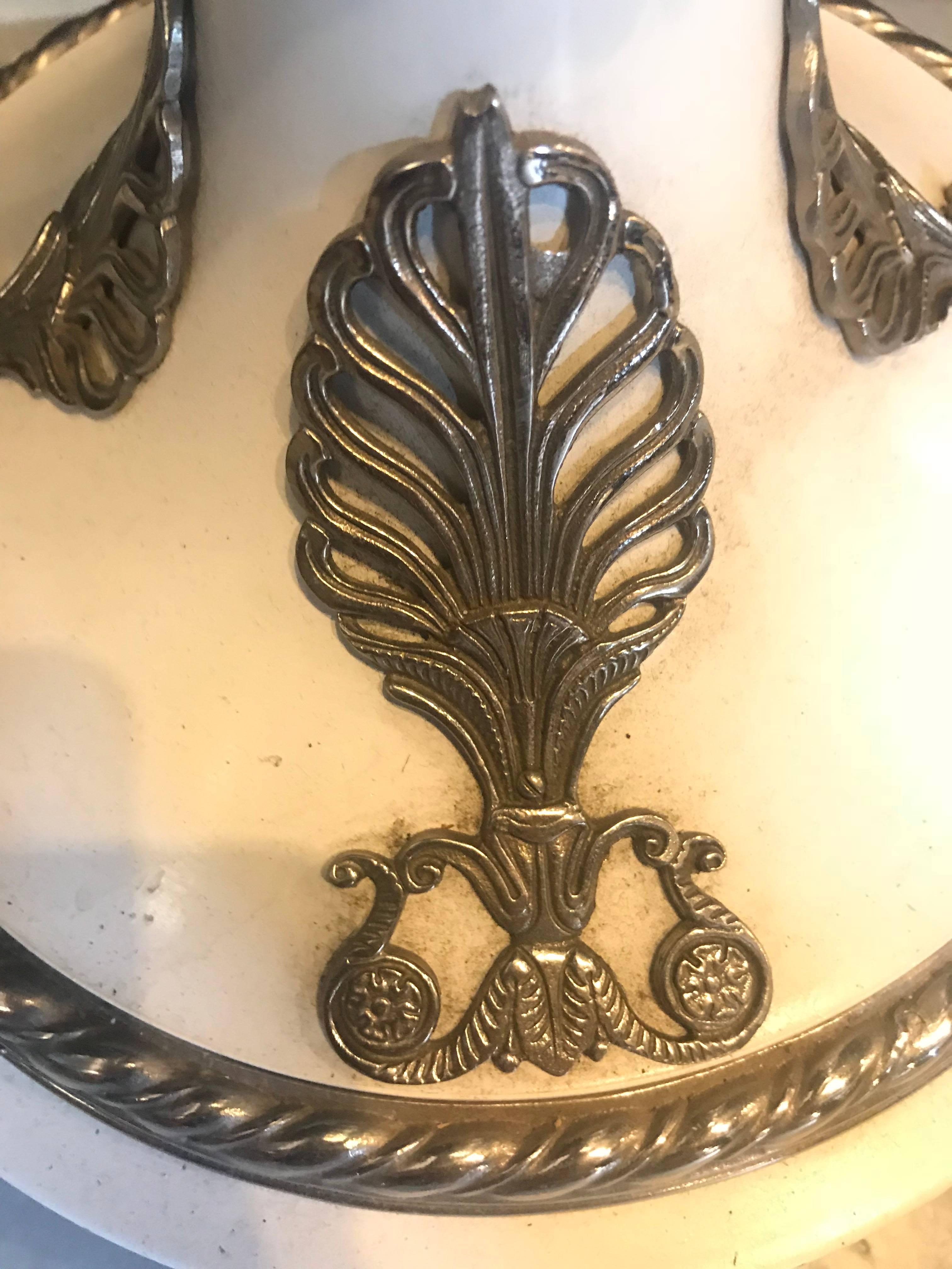 Lampada da terra in stile Hollywood Regency con vetro di marmo bianco e piastre d'argento In condizioni buone in vendita a Manhasset, NY