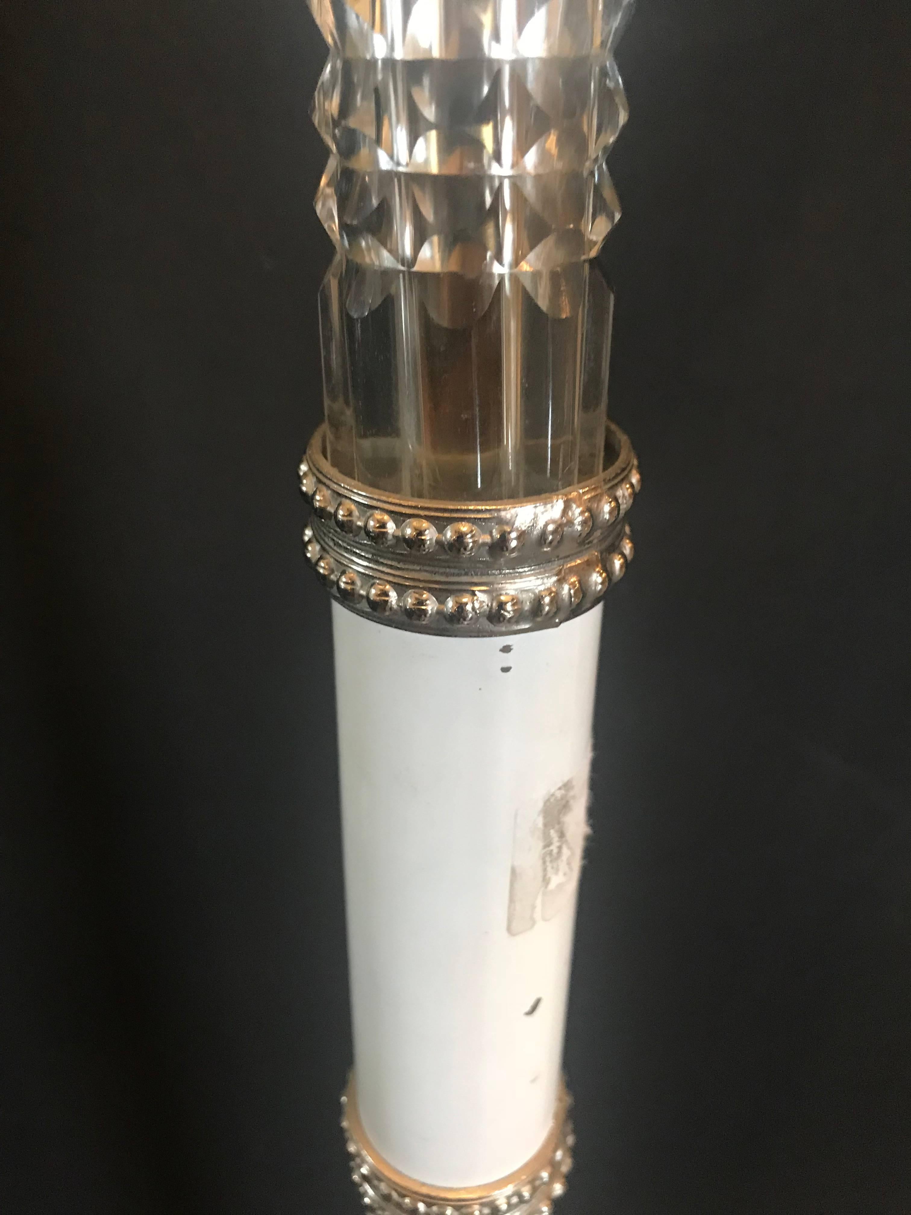 Lampada da terra in stile Hollywood Regency con vetro di marmo bianco e piastre d'argento in vendita 2