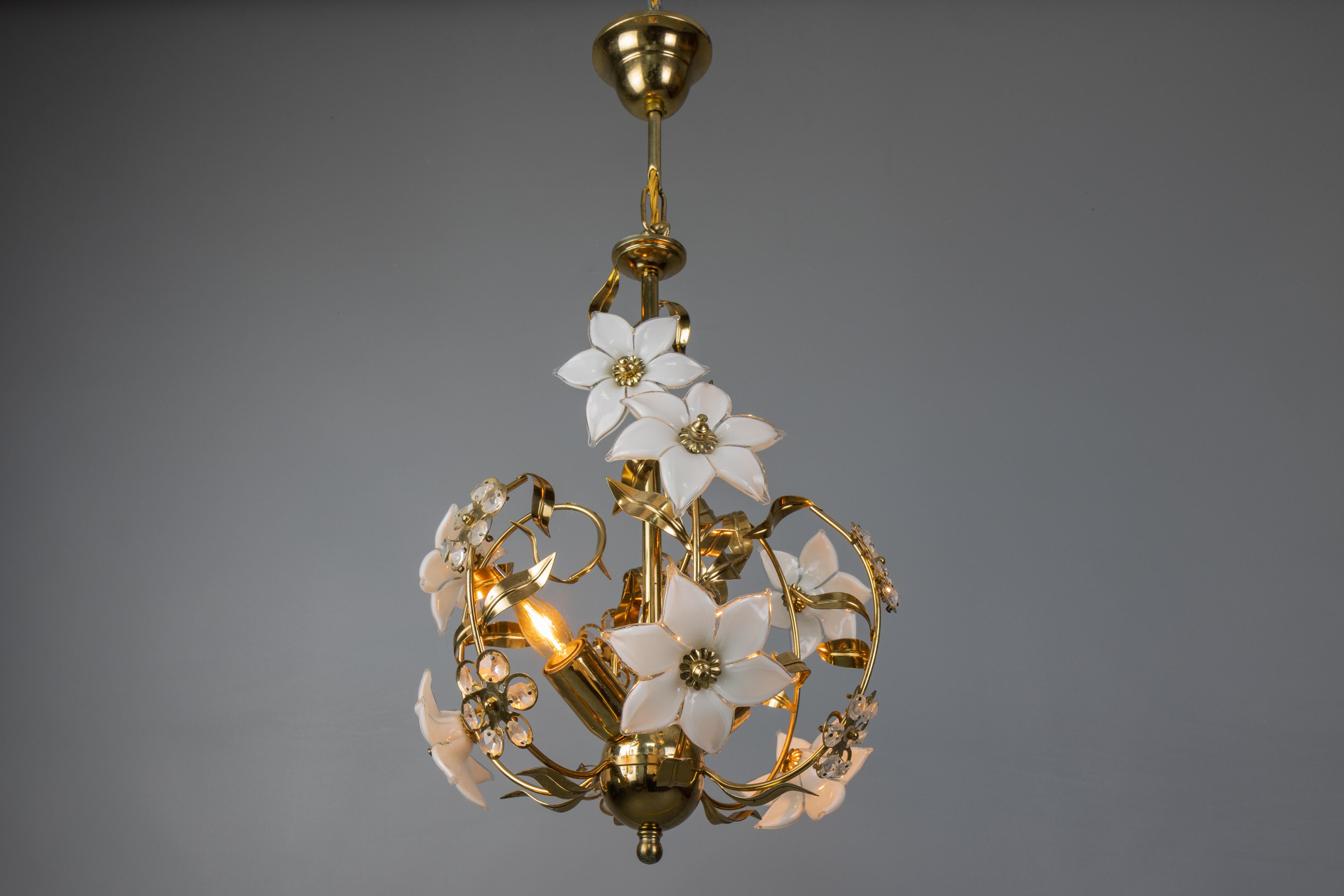 Italiano Lampadario in vetro di Murano bianco e metallo in stile Hollywood Regency, Italia in vendita