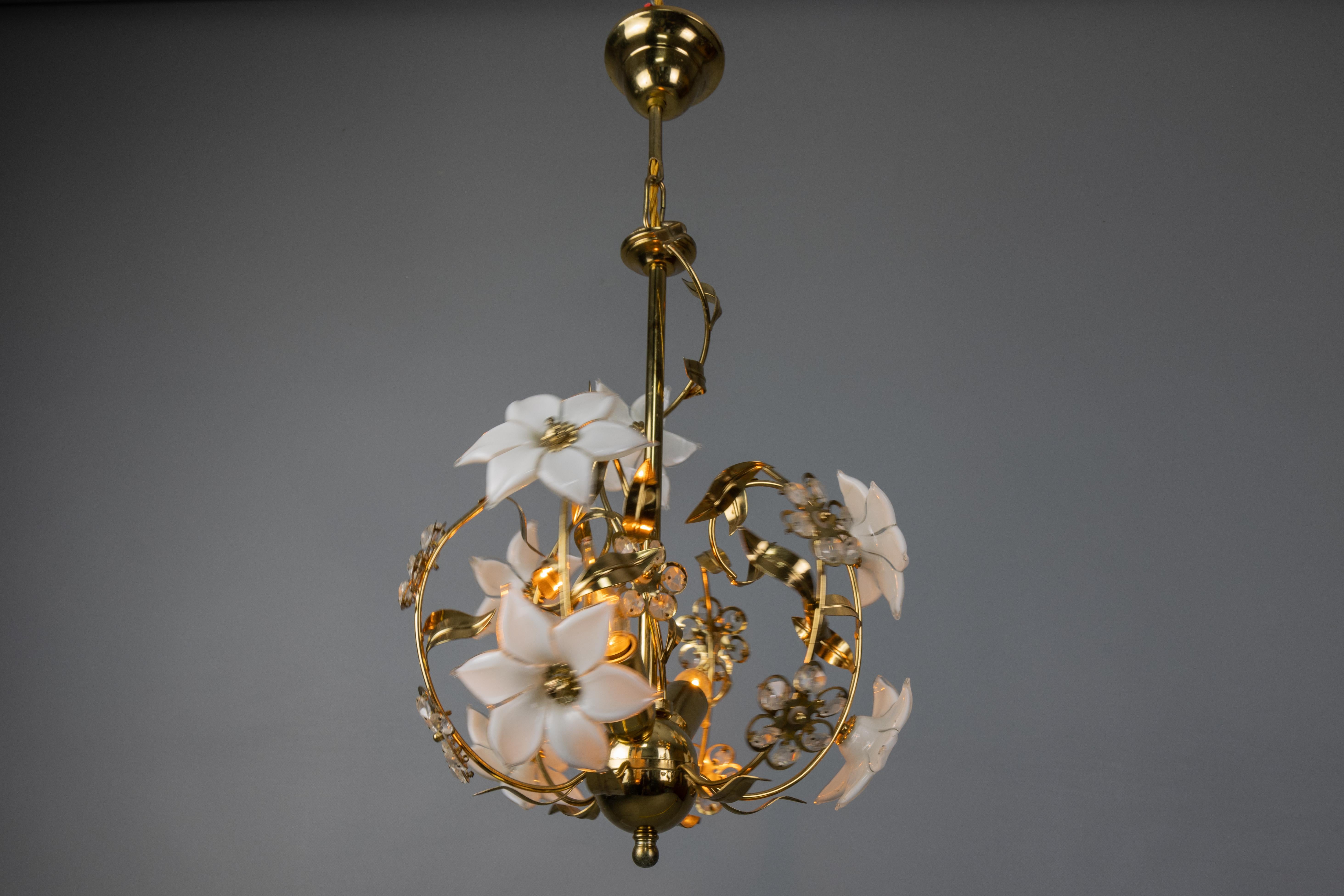 Lampadario in vetro di Murano bianco e metallo in stile Hollywood Regency, Italia In condizioni buone in vendita a Barntrup, DE