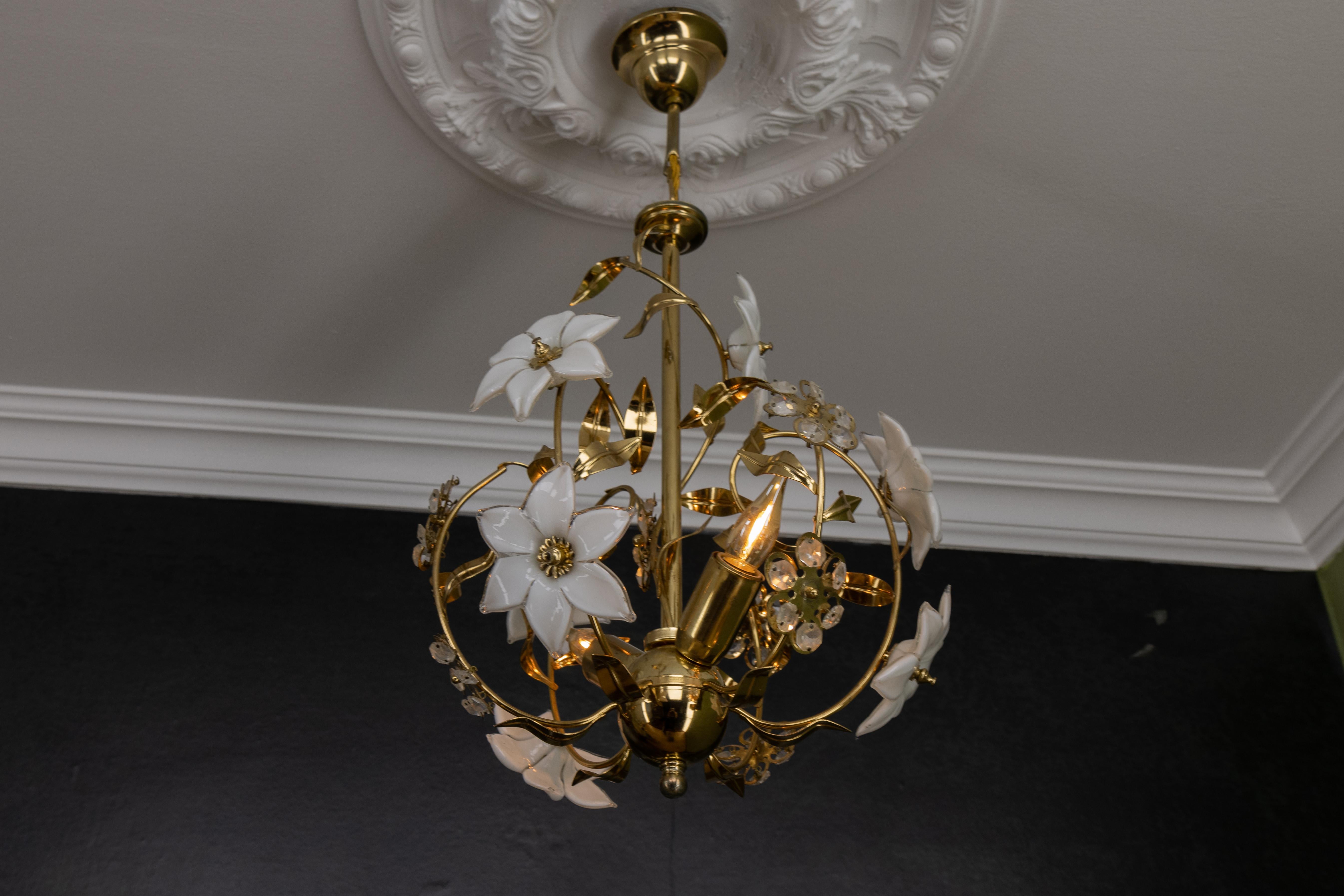 Fine XX secolo Lampadario in vetro di Murano bianco e metallo in stile Hollywood Regency, Italia in vendita