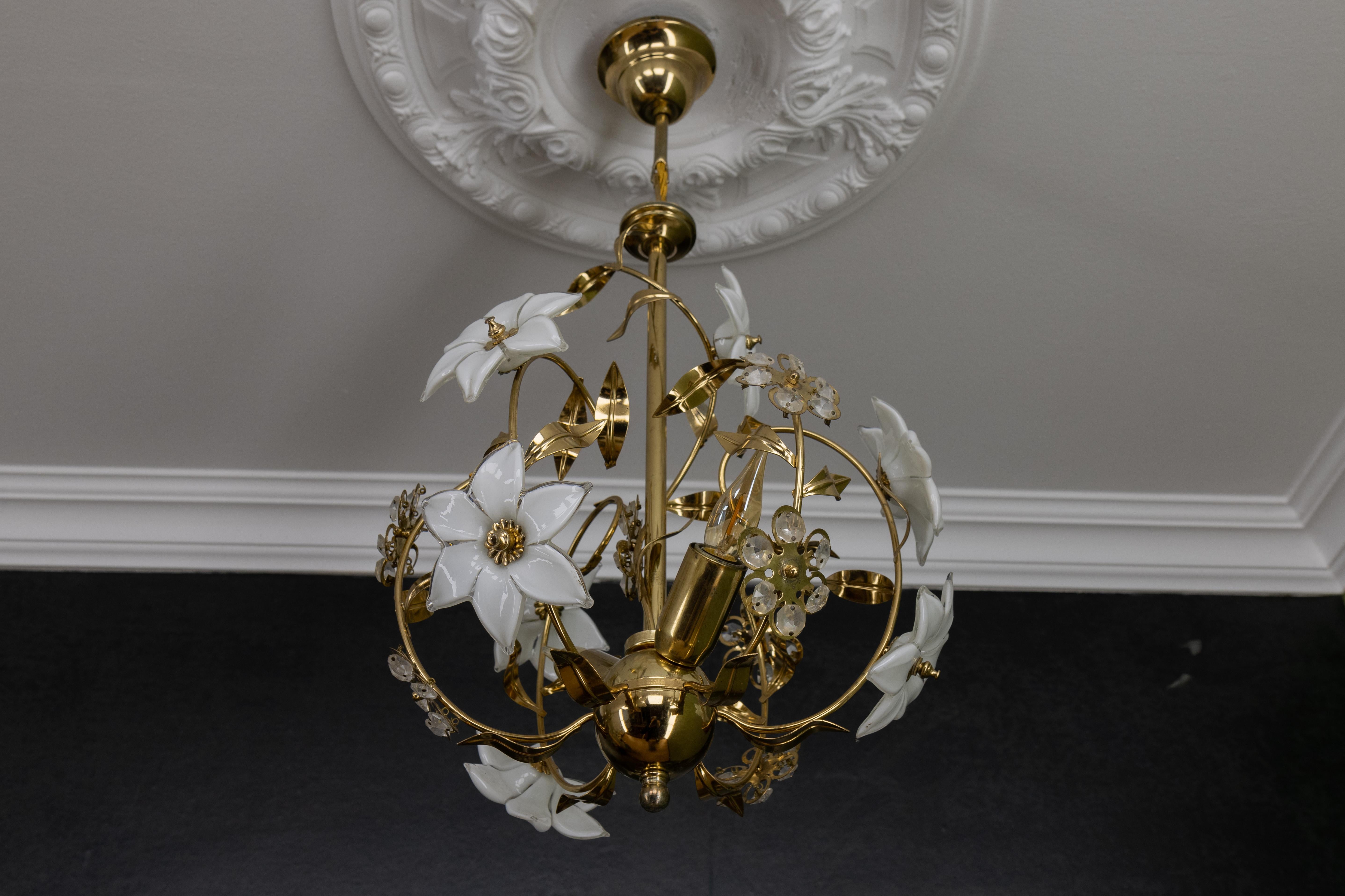 Metallo Lampadario in vetro di Murano bianco e metallo in stile Hollywood Regency, Italia in vendita