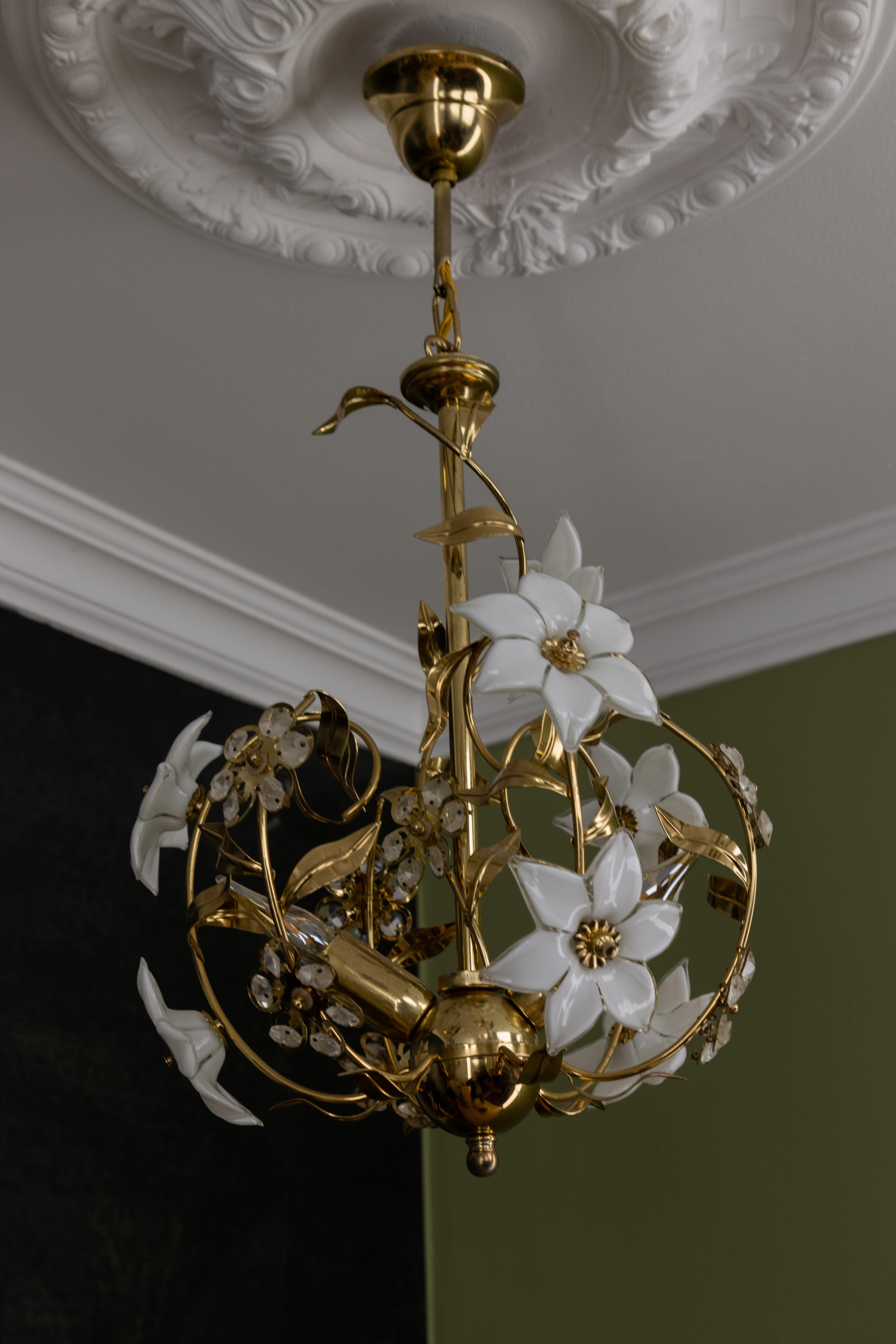 Lampadario in vetro di Murano bianco e metallo in stile Hollywood Regency, Italia in vendita 1