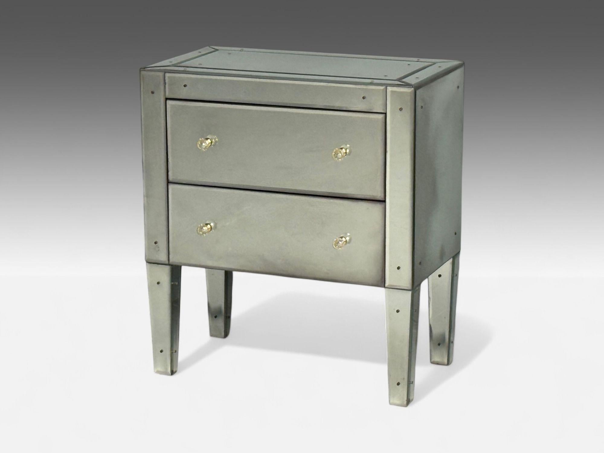20ième siècle Style Hollywood Regency, Wood, verre biseauté antique, tables de nuit à miroir en vente