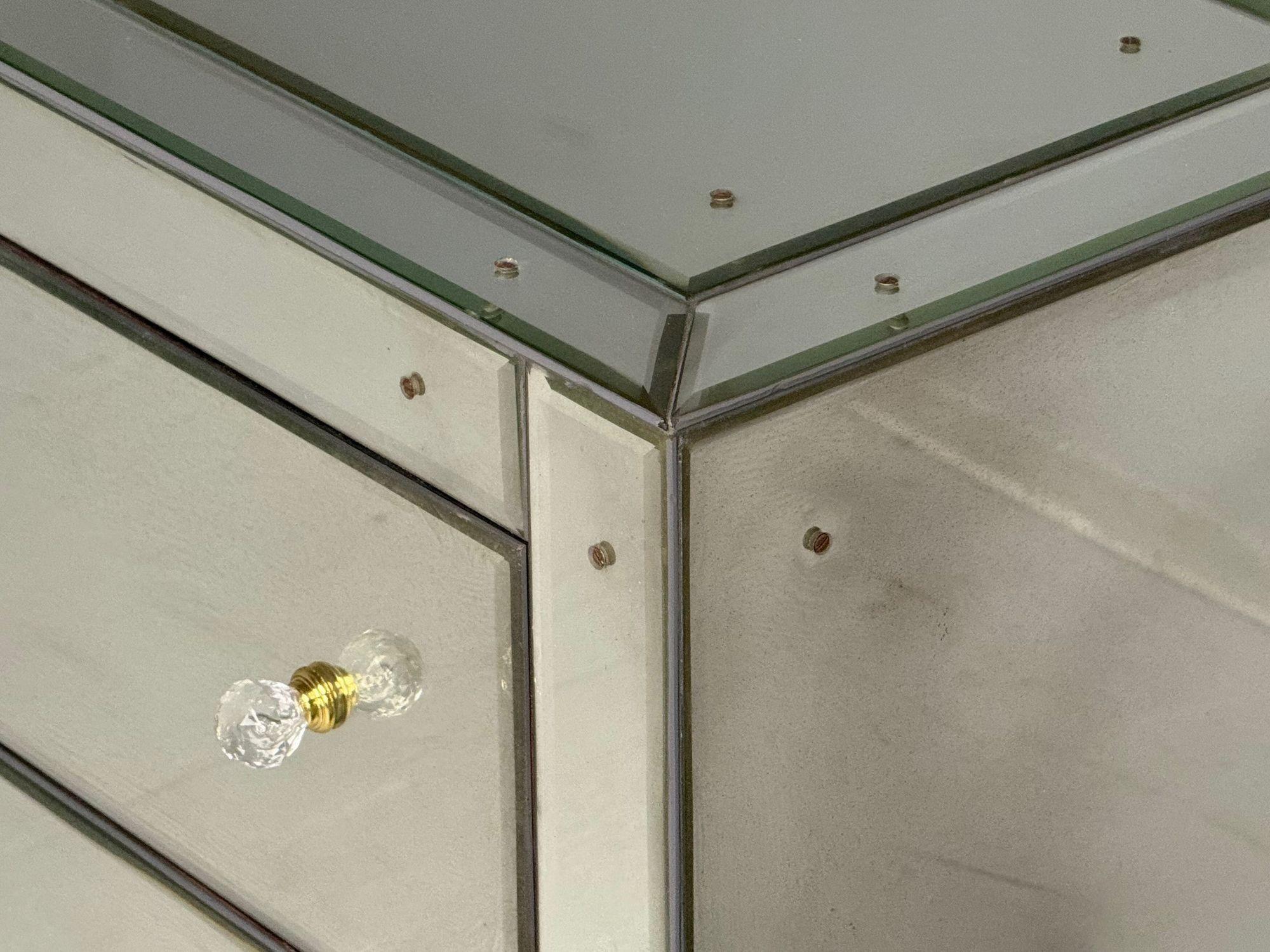 Style Hollywood Regency, Wood, verre biseauté antique, tables de nuit à miroir en vente 3