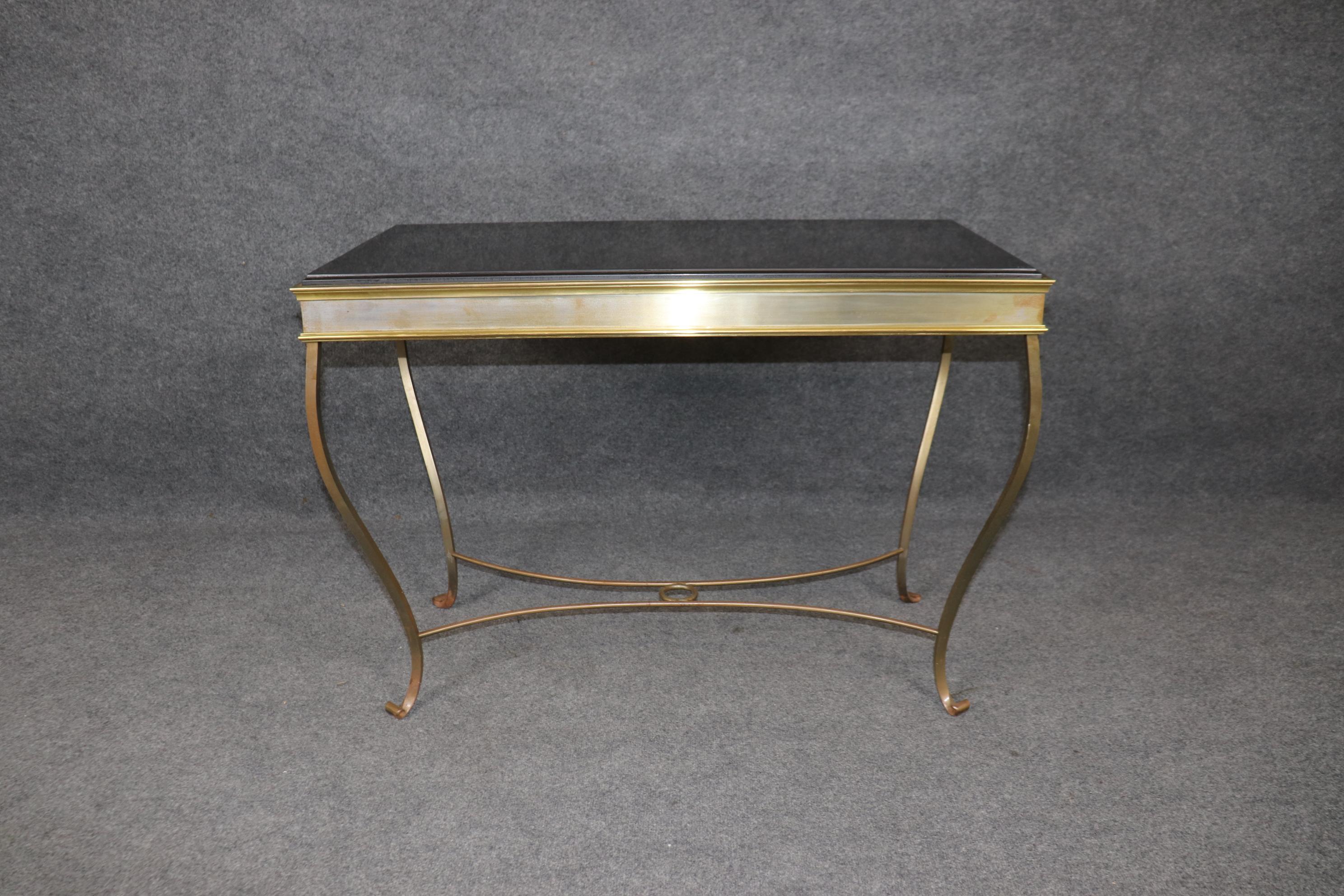 Si tratta di una splendida ed elegante consolle realizzata in Italia negli anni 1950-60. Il tavolo è realizzato interamente in ferro battuto con una lastra di ardesia incastonata nel piano. Il tavolo è in buone condizioni, con lievi segni d'età e