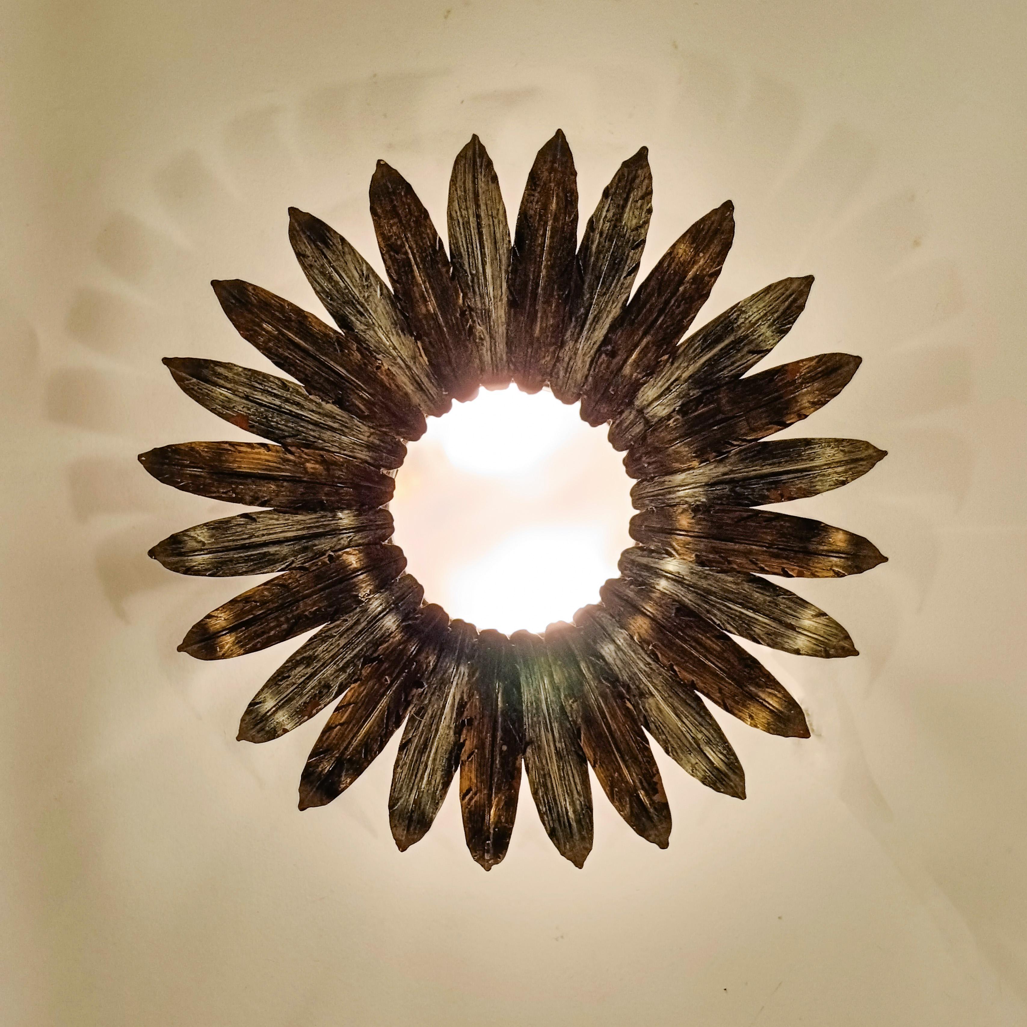 Hollywood Regency. Empotrable de hojas Sunburst de Ferro Art, España, Años 50 Escarchado en venta