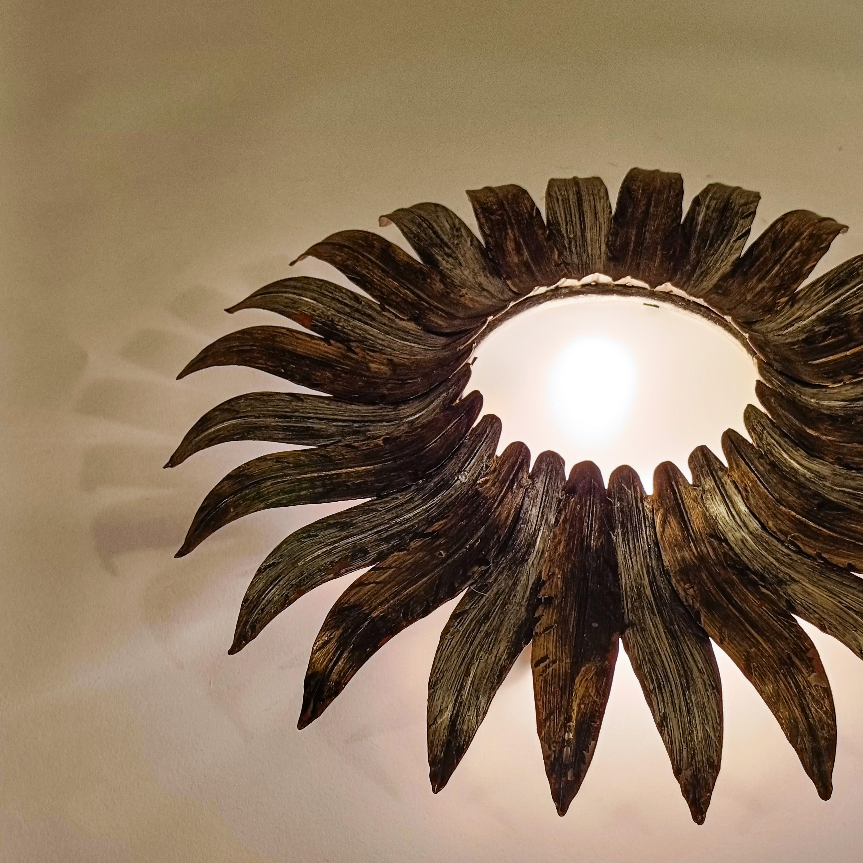 Hollywood Regency. Empotrable de hojas Sunburst de Ferro Art, España, Años 50 mediados del siglo XX en venta