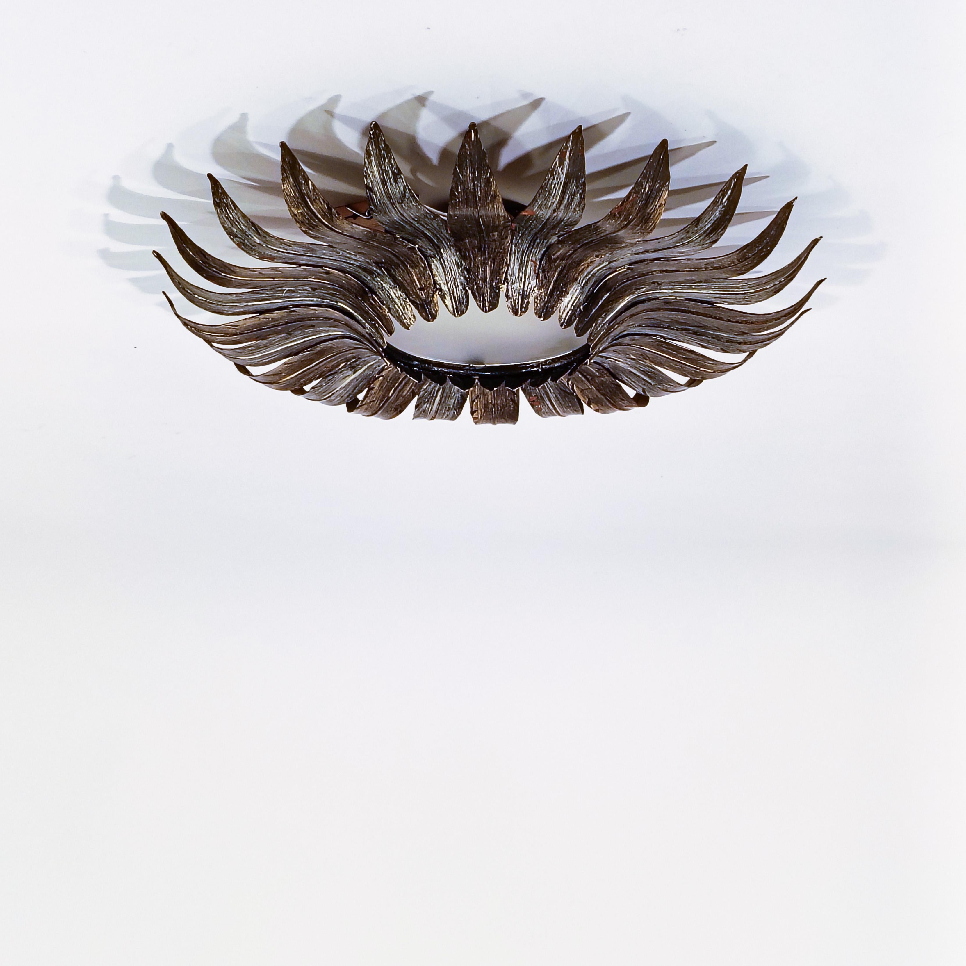 Hollywood Regency. Empotrable de hojas Sunburst de Ferro Art, España, Años 50 Vidrio en venta