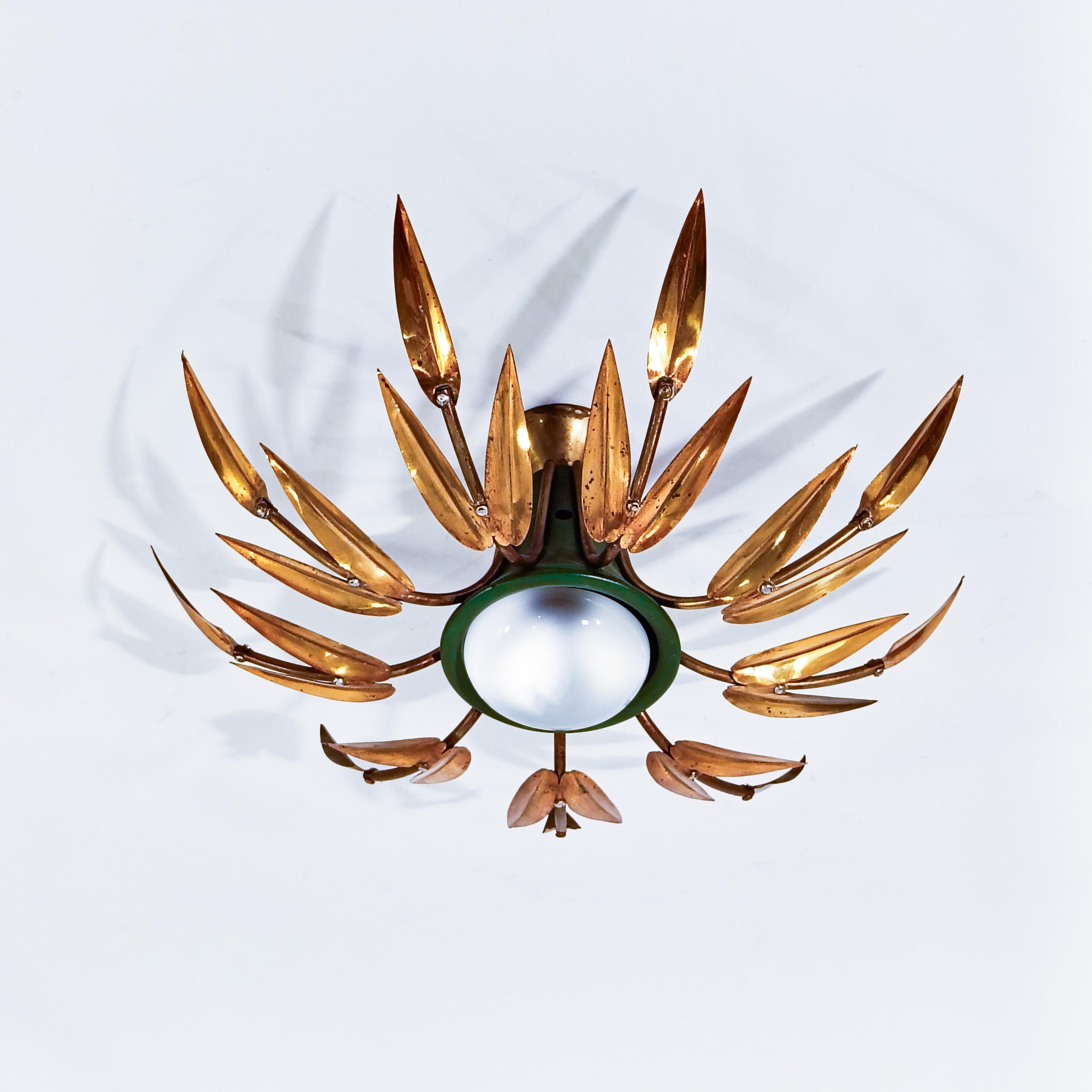 Lámpara colgante o de empotrar estilo Sunburst de Ferro Art, España, años 50. Fabricada totalmente en metal, con una corona exterior formada por 9 ramas de laurel u hojas de palmera en metal cromado dorado, atornilladas a una estructura central de